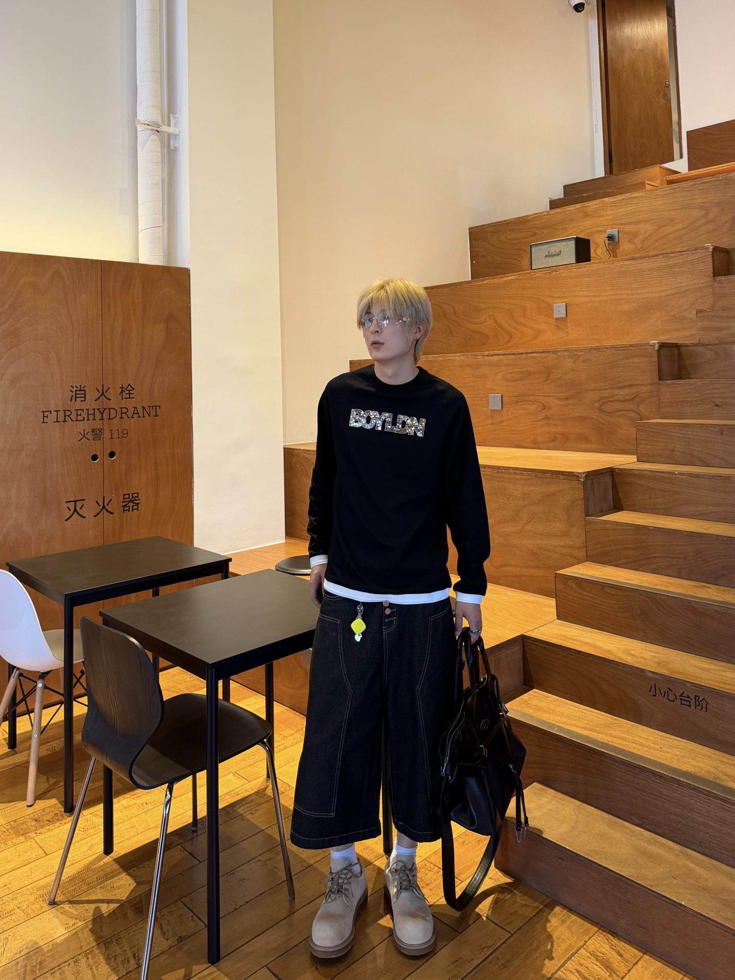 男生慵懒街头潮酷感十足