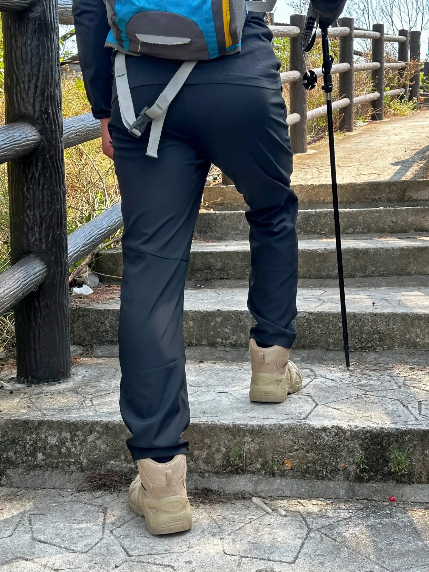 男生户外徒步,一条舒服耐造的软壳裤太重要了!