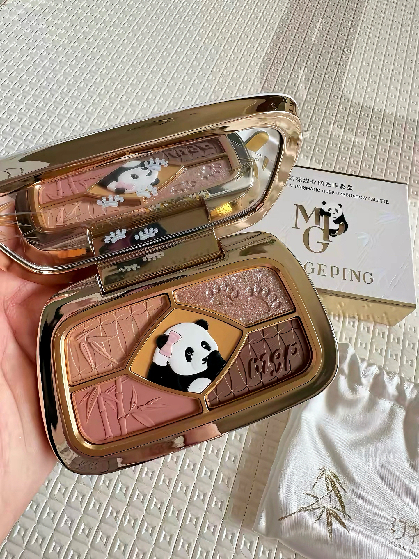 熊猫联名眼影盘！新手通勤党直接省麻了🐼