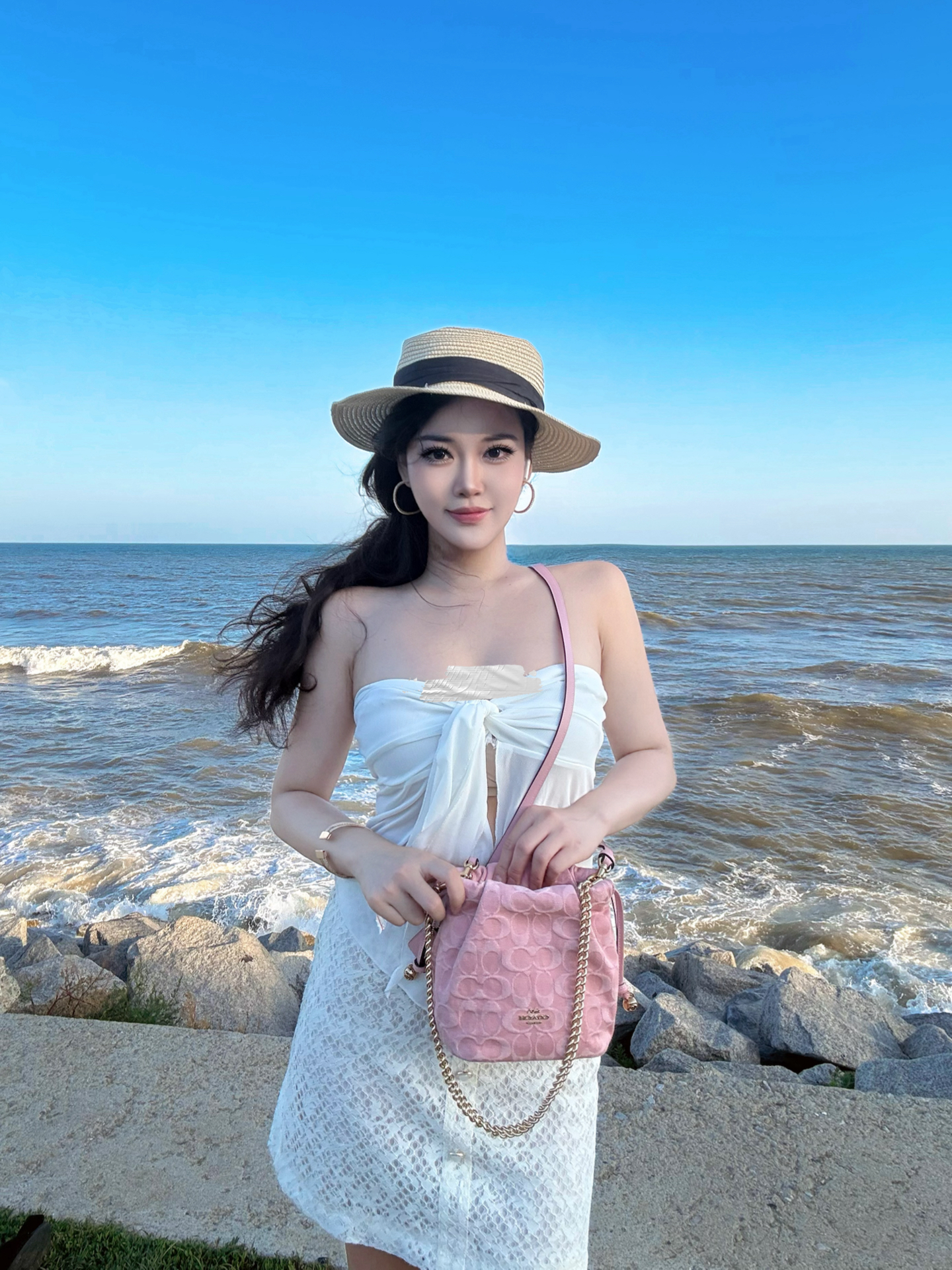 海边穿搭点睛！这只粉小水桶氛围感拉满✨