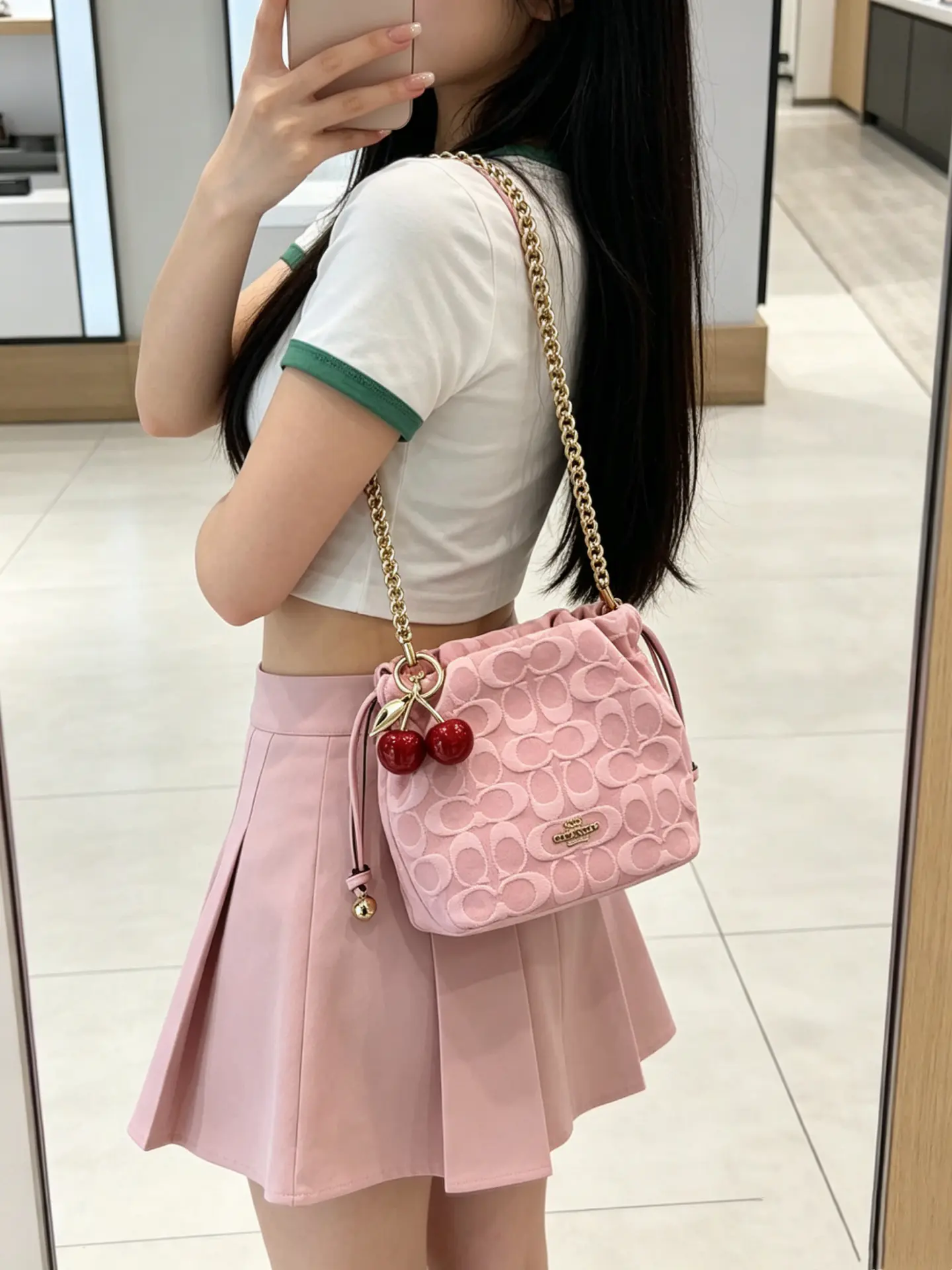 通勤搭甜系穿搭的小粉包好亮眼