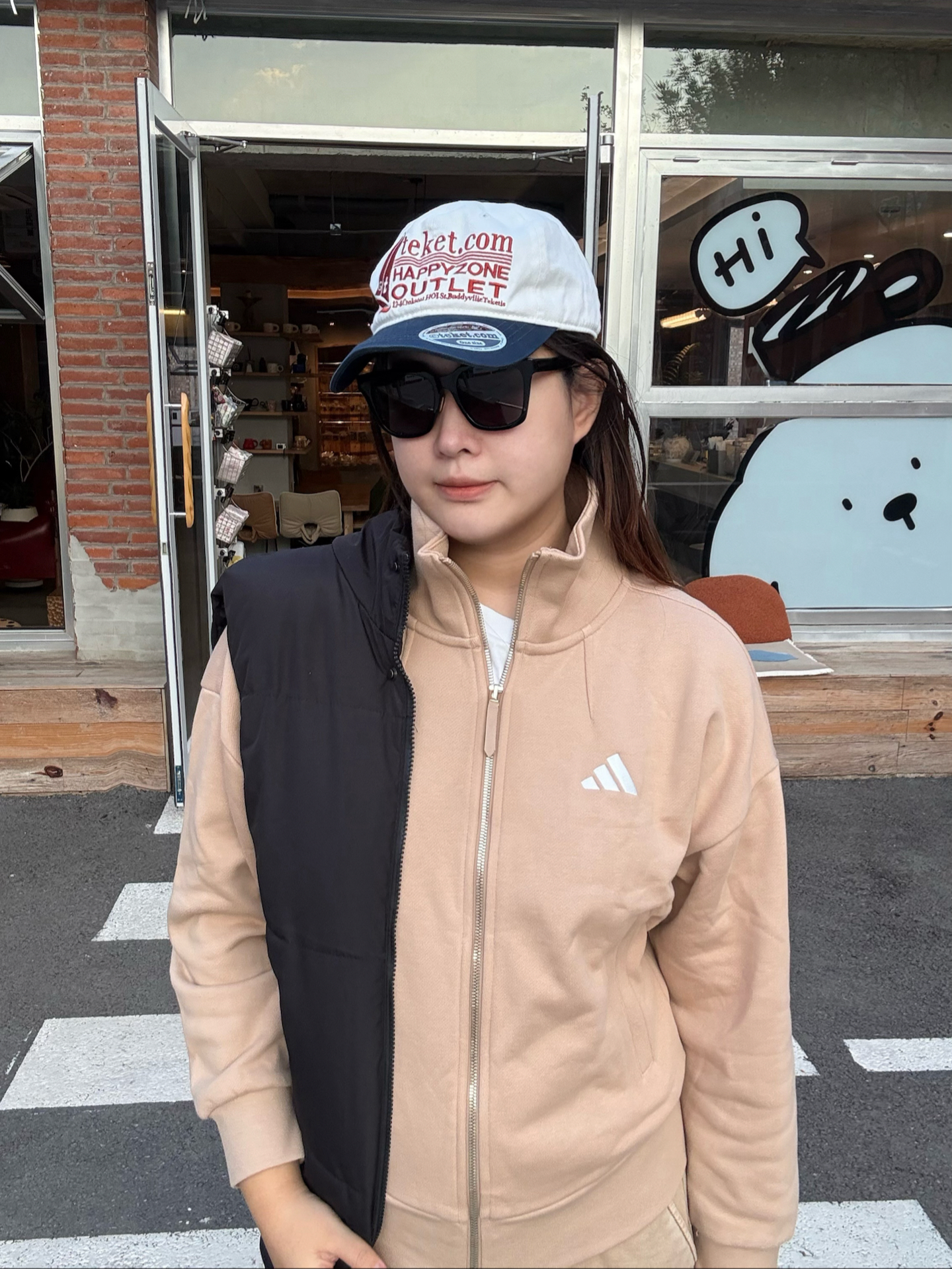 卡其色阿迪立领外套叠穿黑色棉马甲-早秋很实用的叠穿思路💡