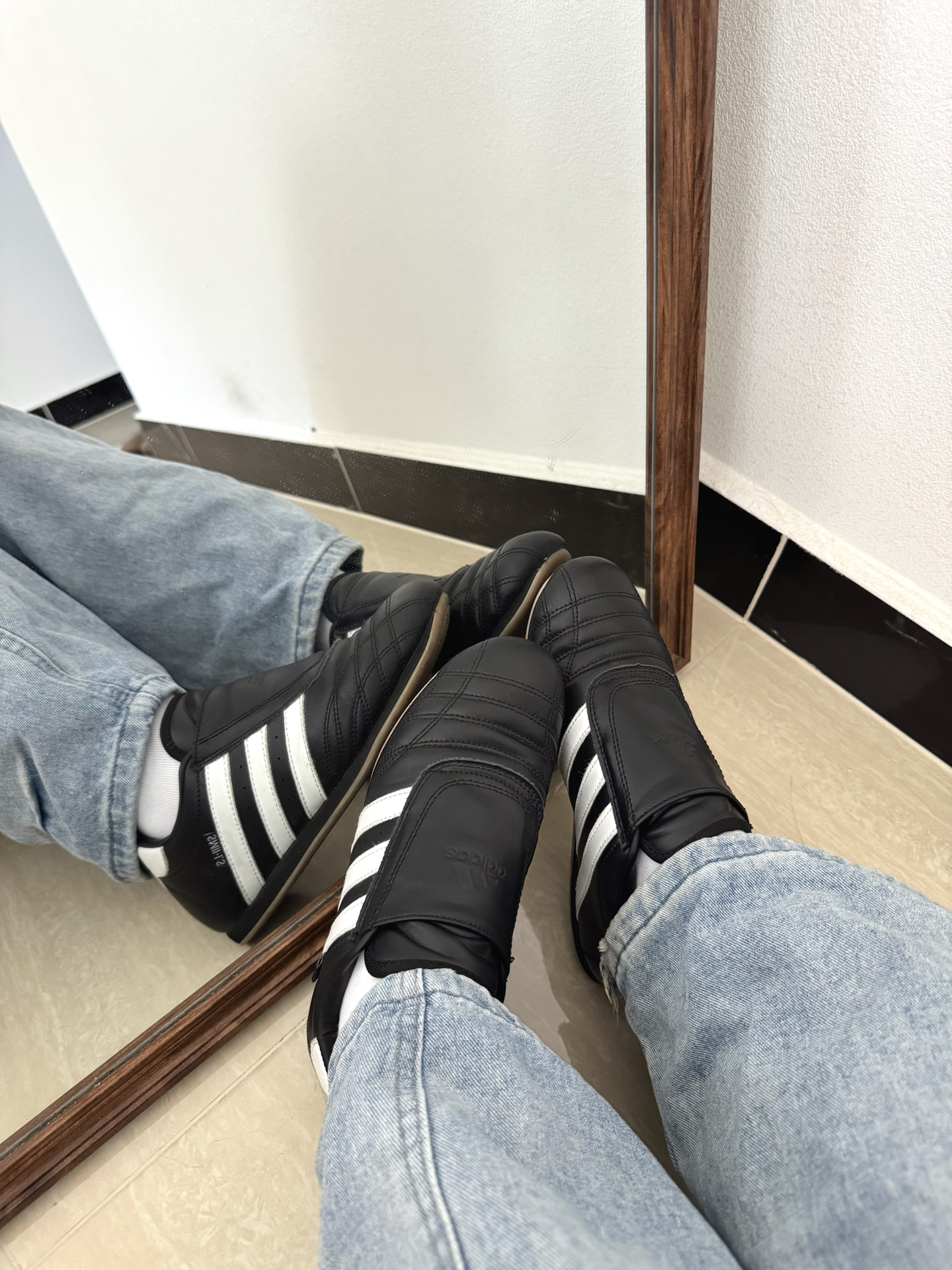 adidas复古黑白三道杠跆拳道鞋