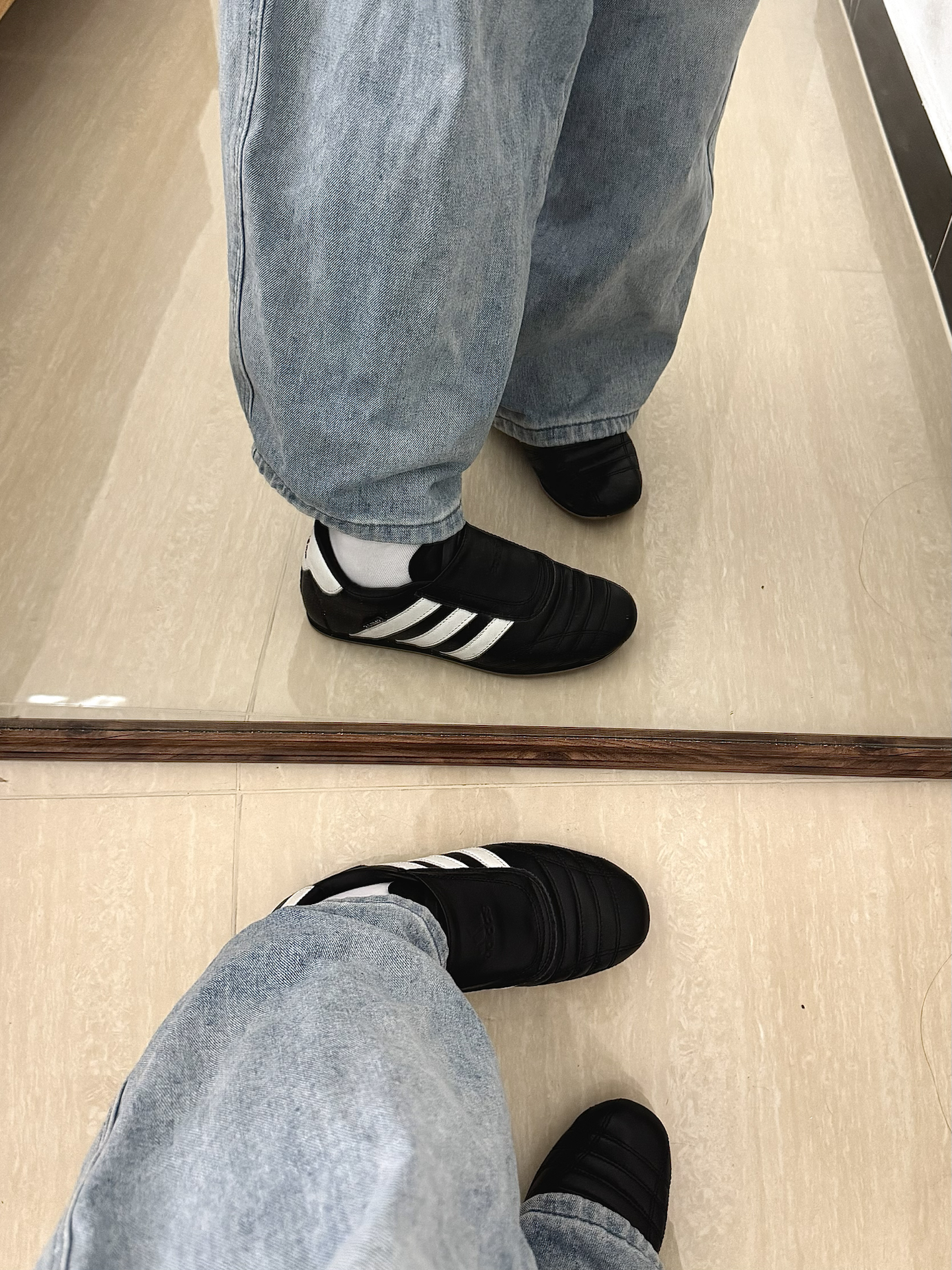 adidas复古黑白三道杠跆拳道鞋