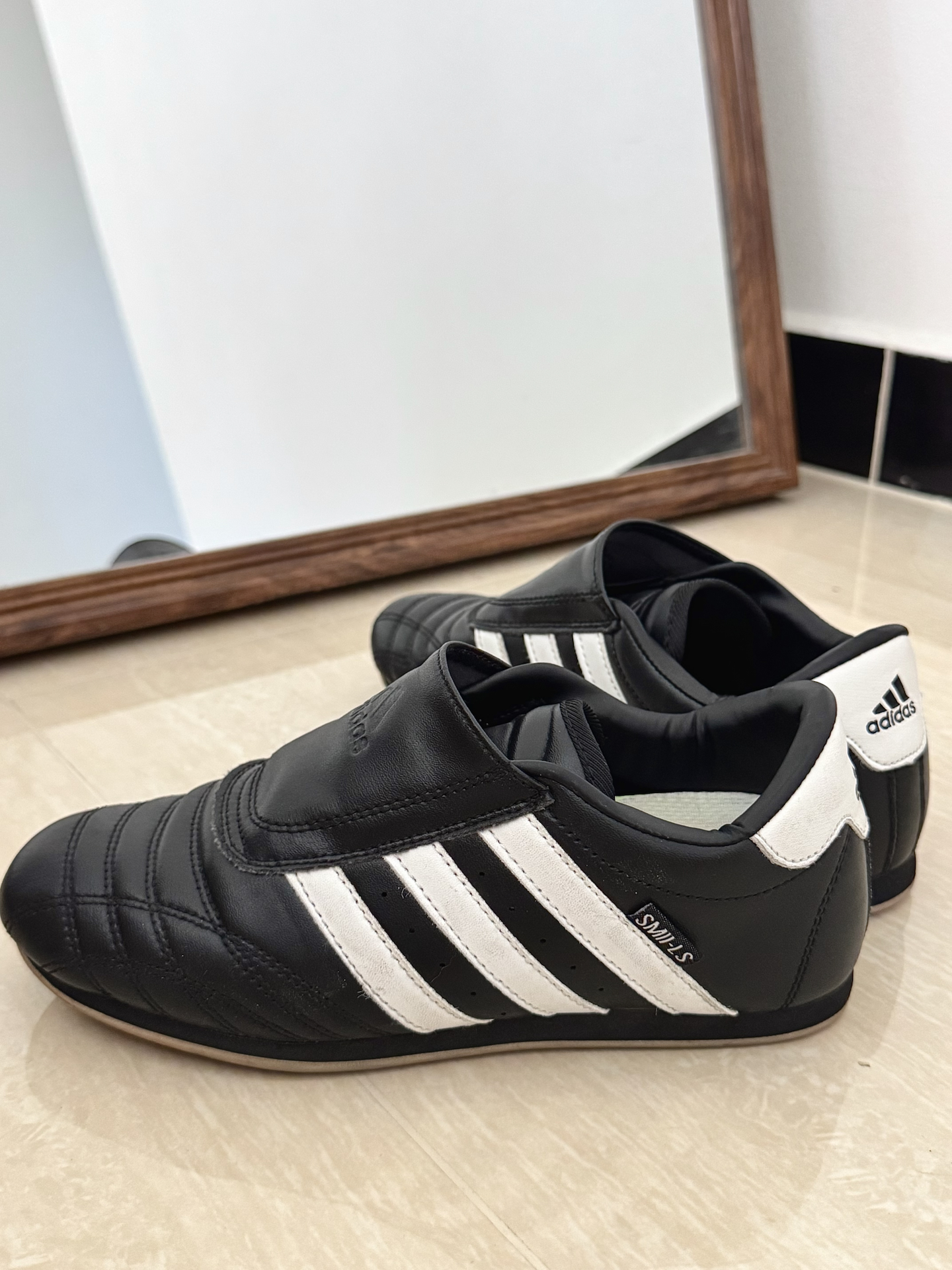 adidas复古黑白三道杠跆拳道鞋