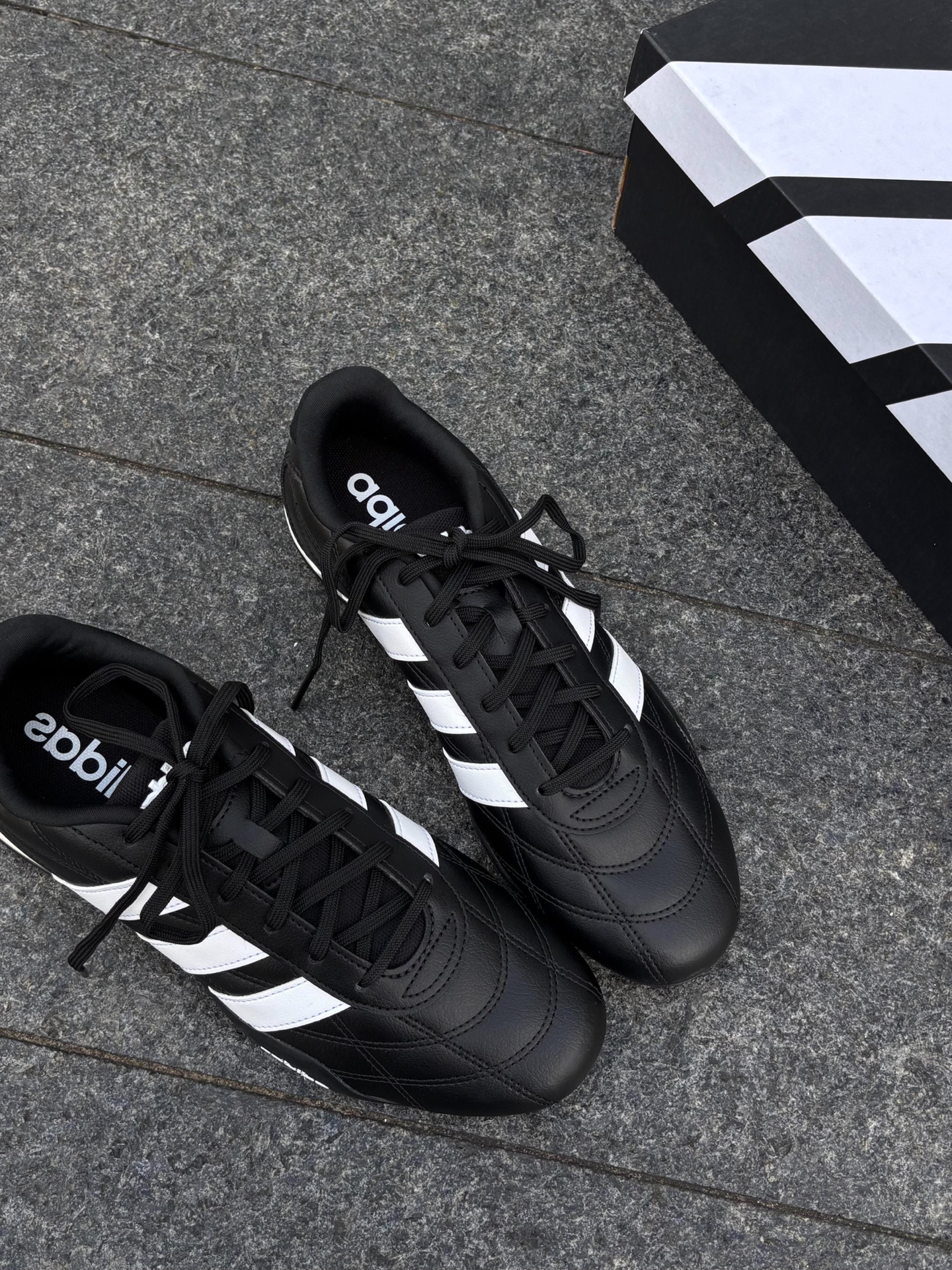 说真的 是我逛街好久最爱的一双黑白Adidas♟️