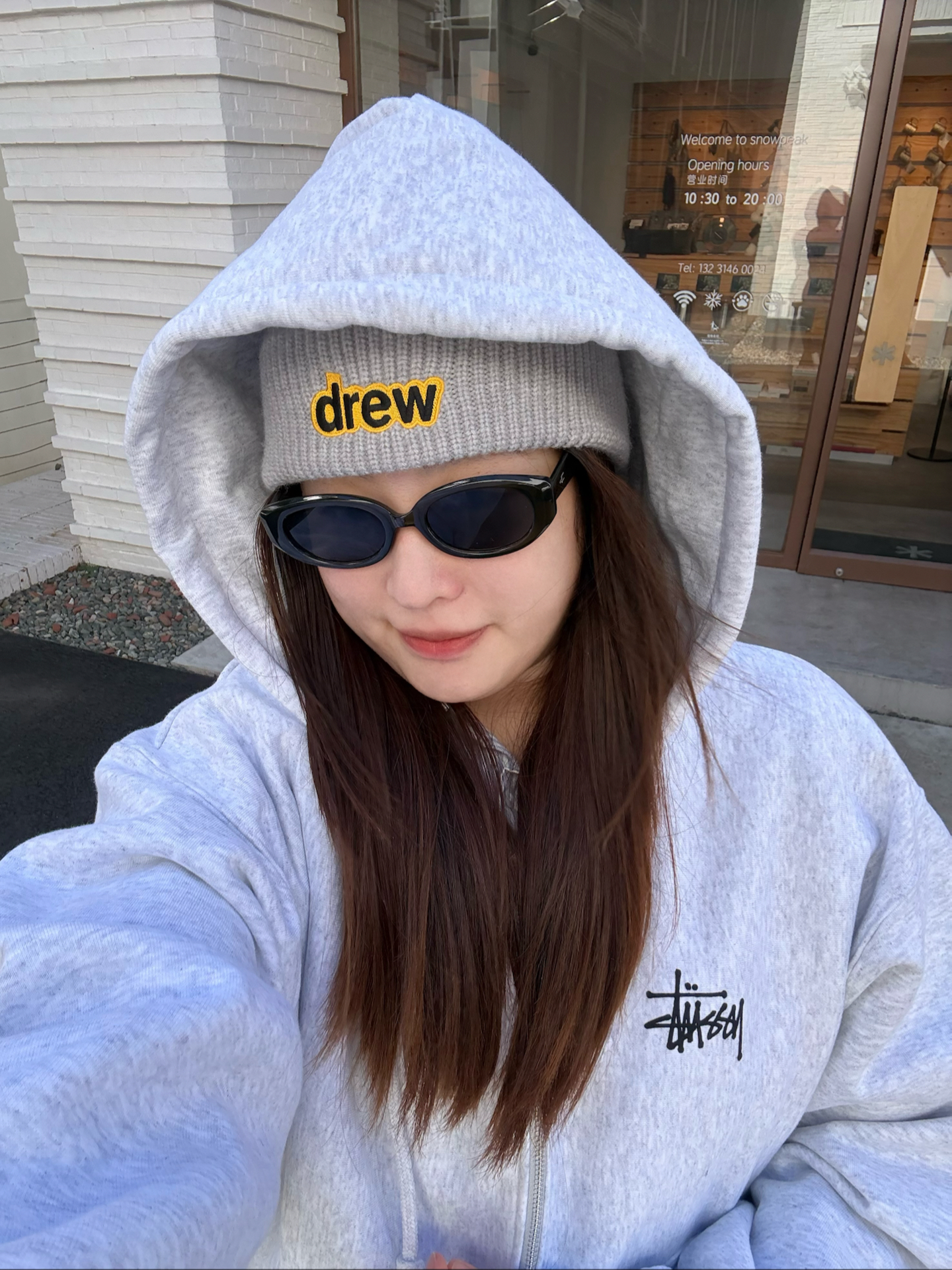▪️浅灰Stussy卫衣+橙色北极狐亮色背包 让穿搭更有记忆点💥