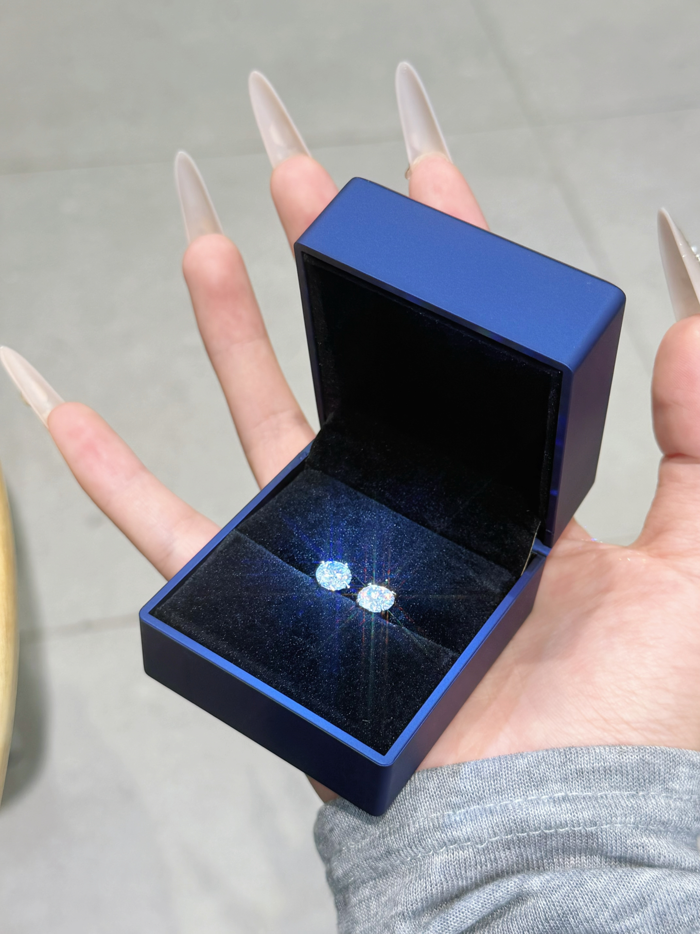拥有一对💎耳钉…是女孩子日常都会戴的漂亮配饰