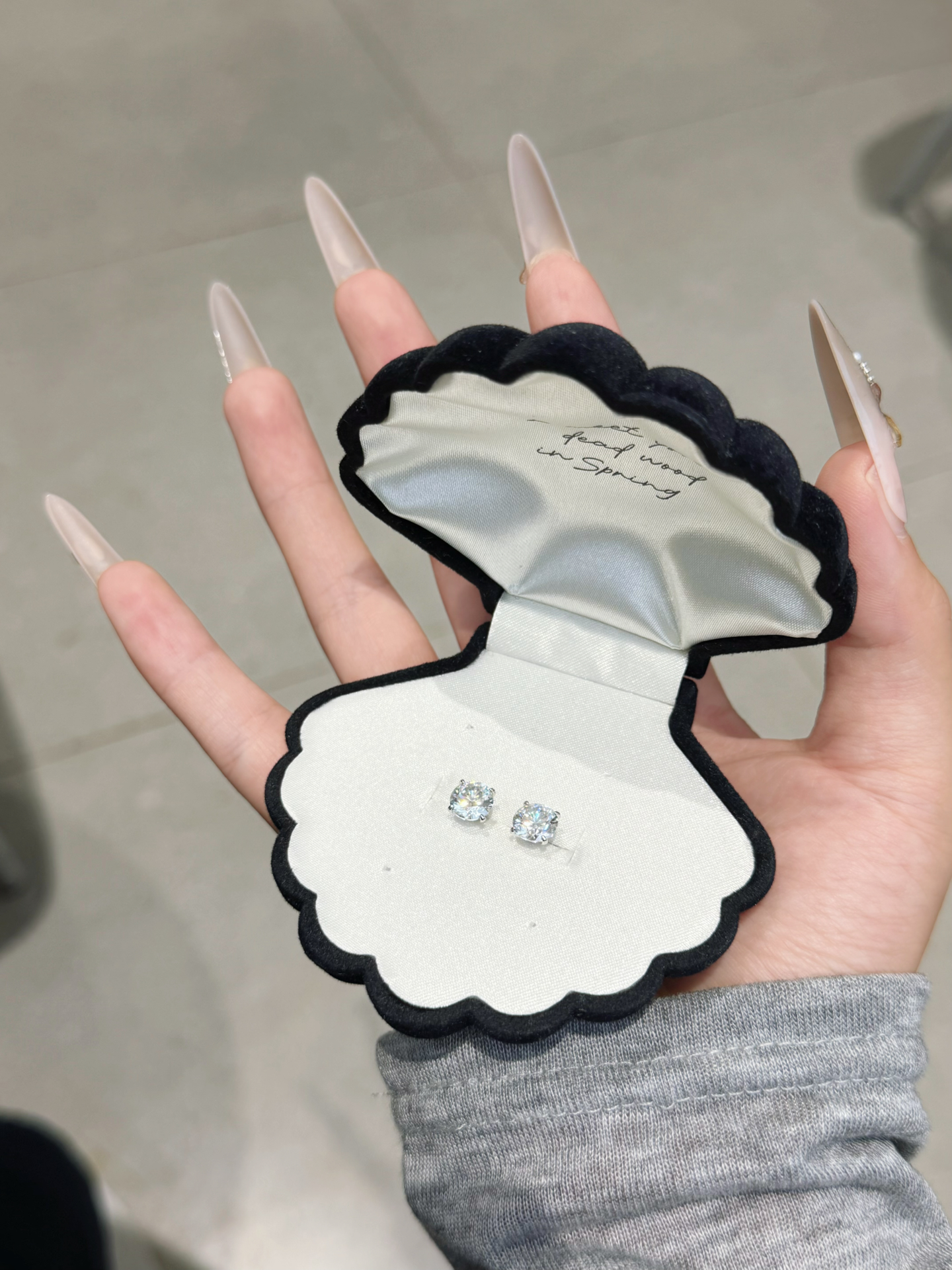 拥有一对💎耳钉…是女孩子日常都会戴的漂亮配饰