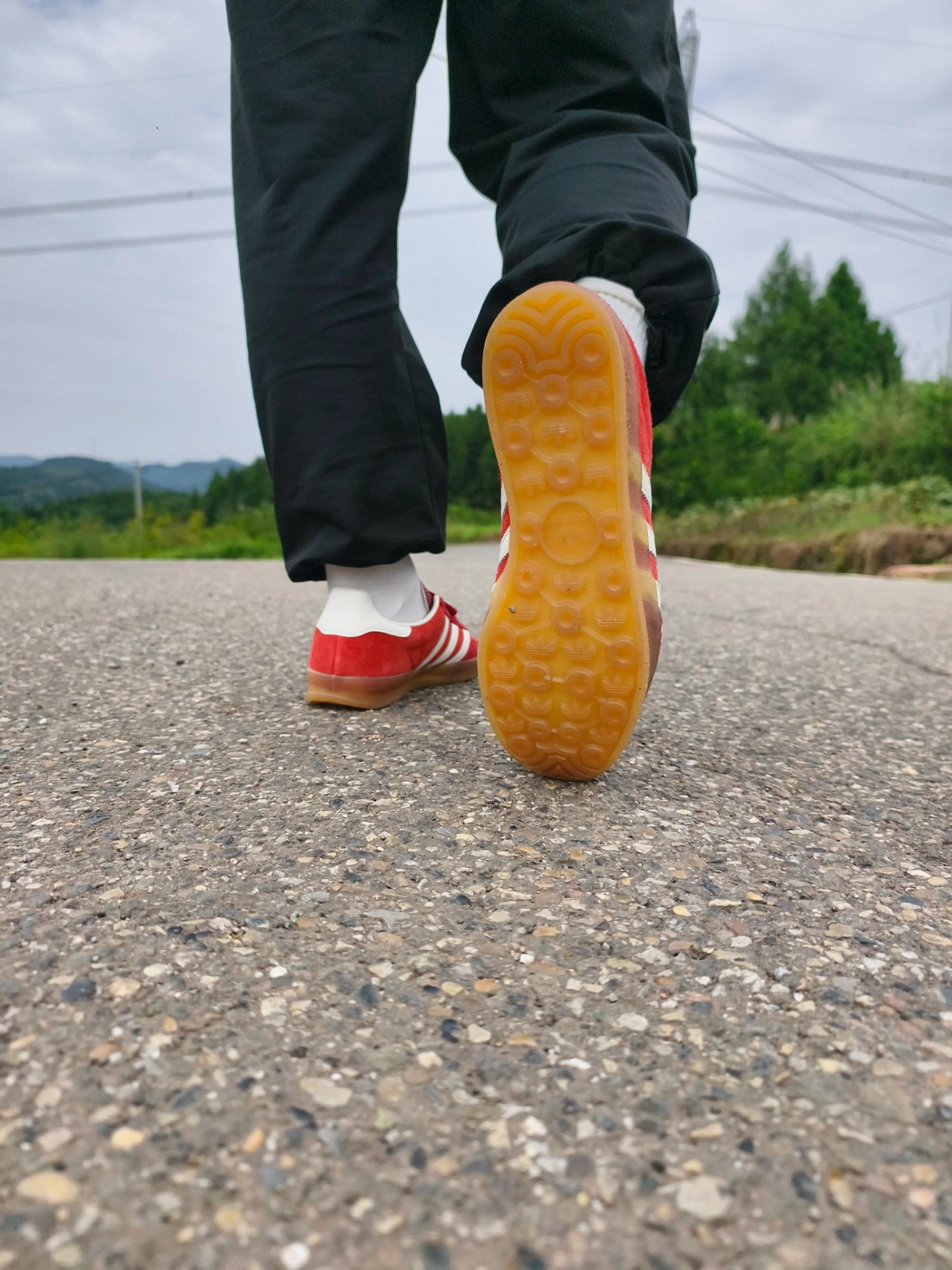 男生穿红色板鞋会闲置吗?150斤实测阿迪Gazelle