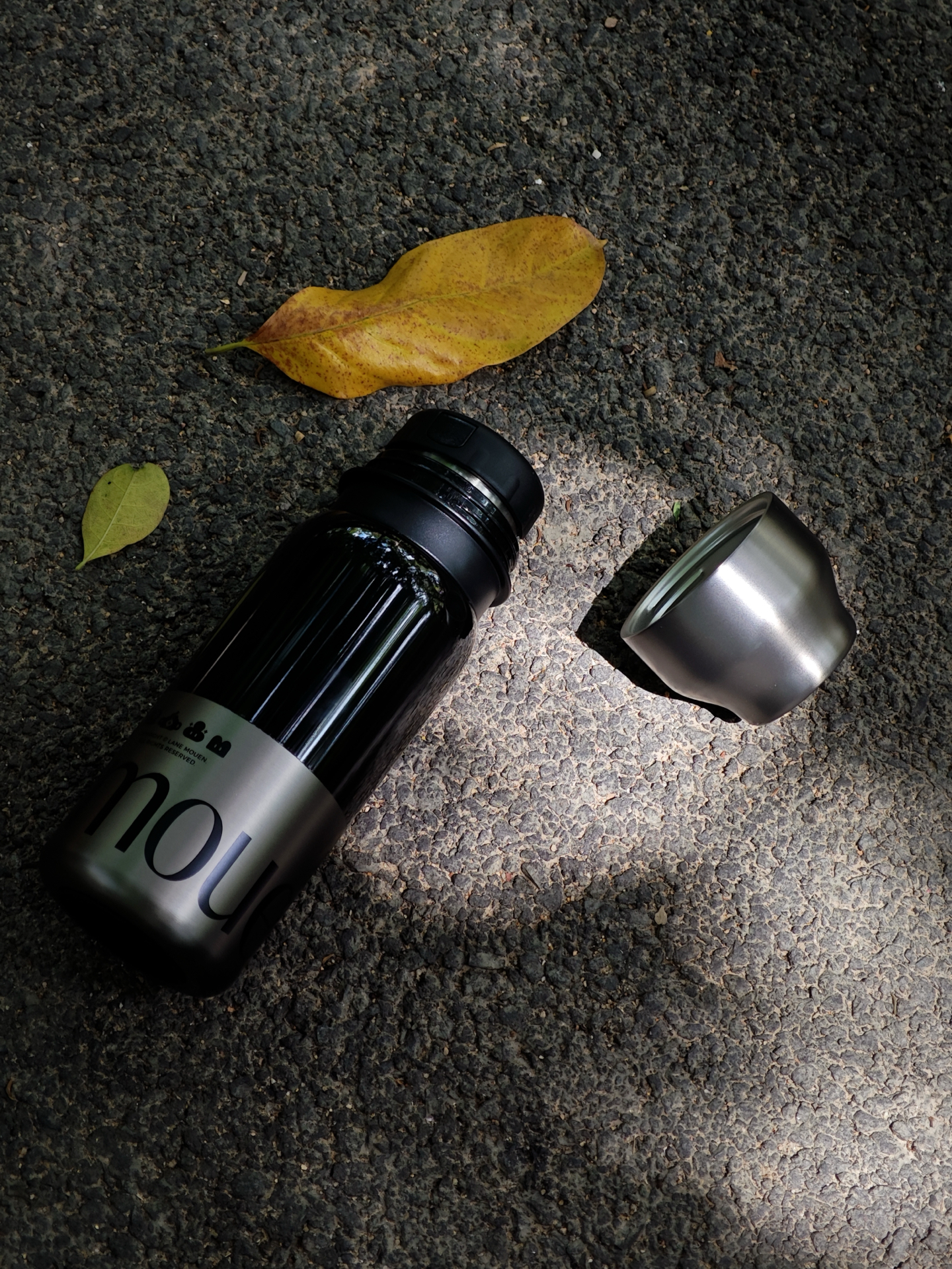 户外通勤都能用!览萌质感保温杯,随手出大片