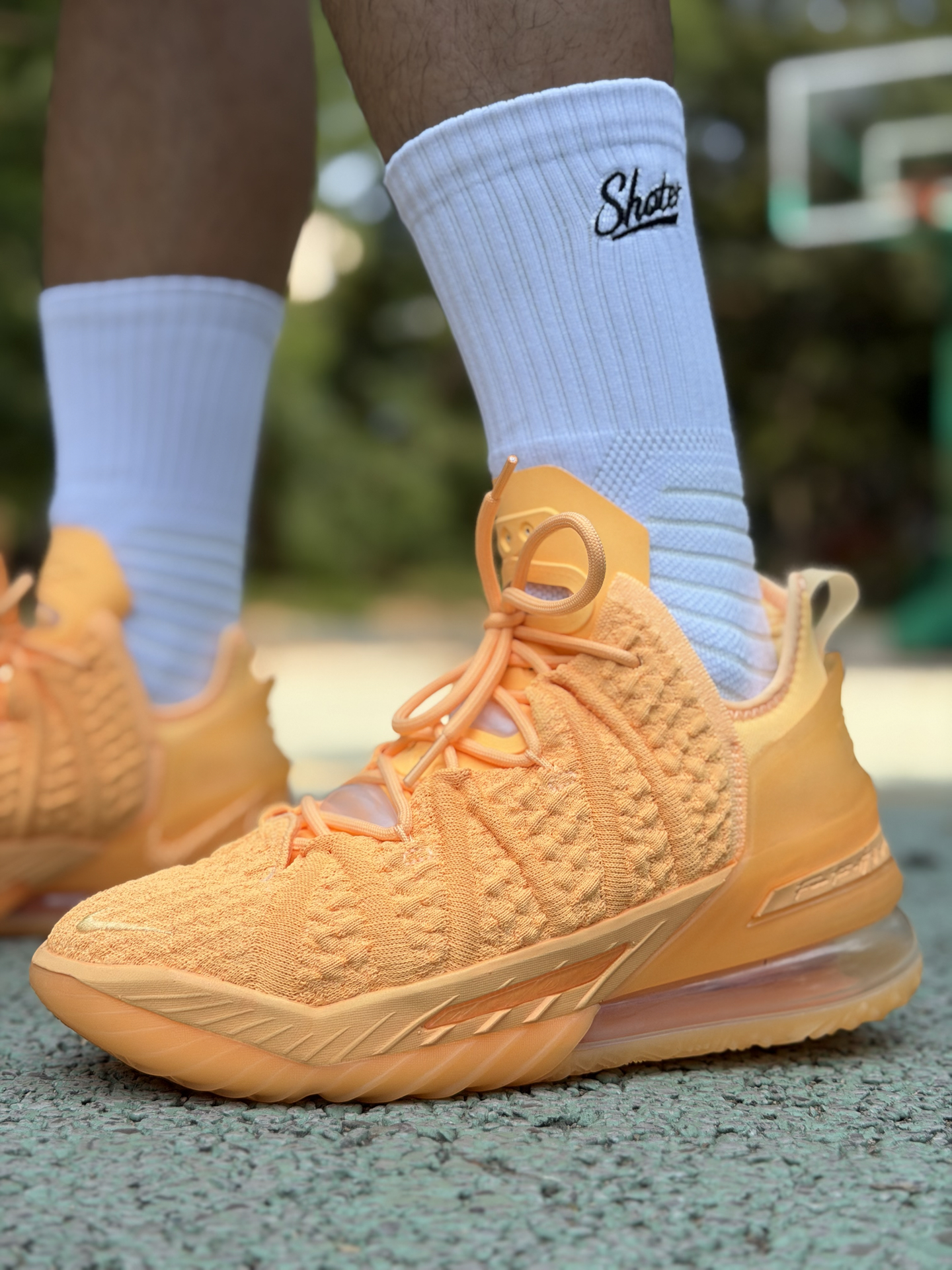 如今这双Lebron18成了詹姆斯湖人时期唯一的冠军战靴