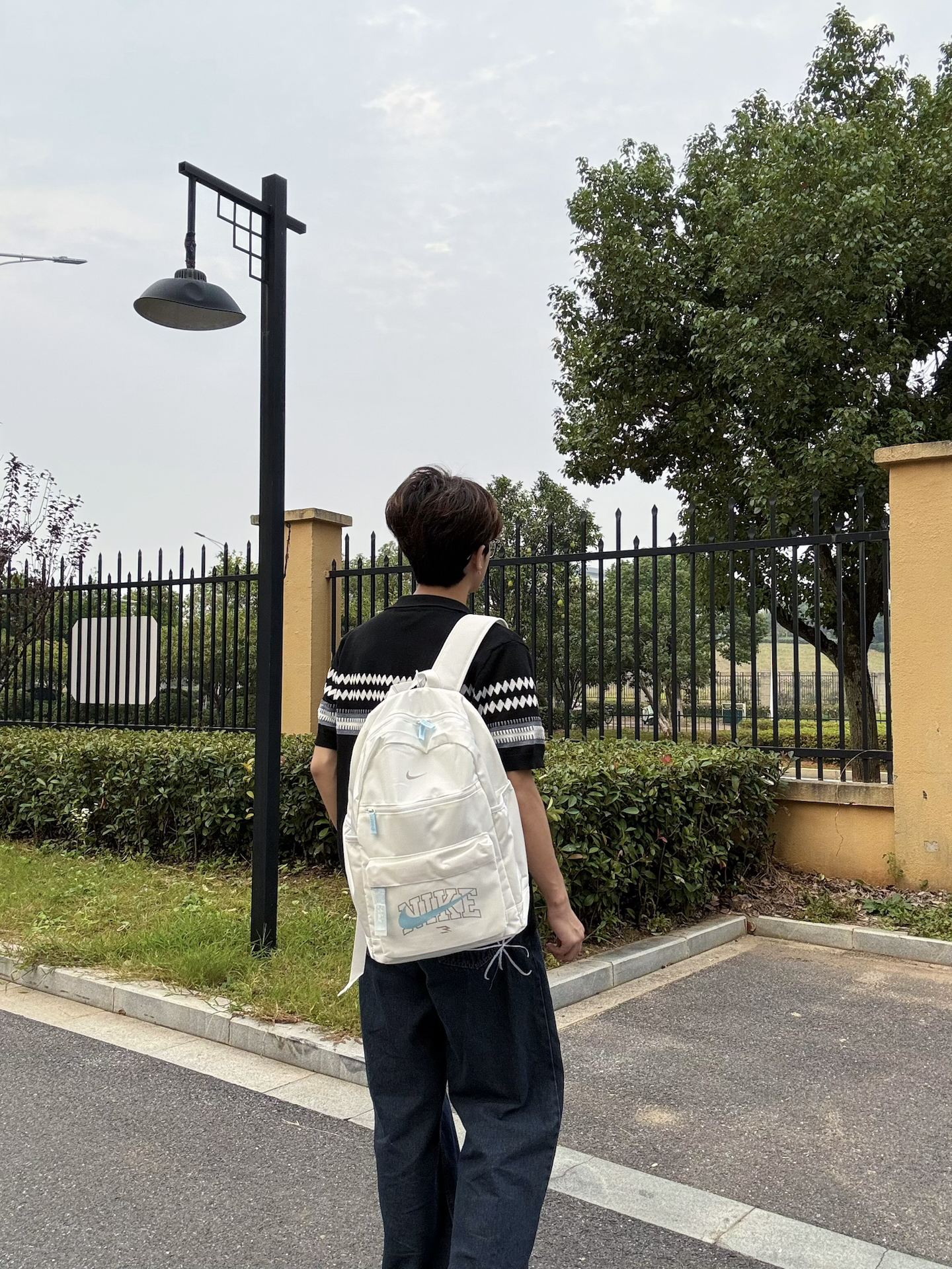 Nike奶白棉花糖双肩包 学生党清爽书包