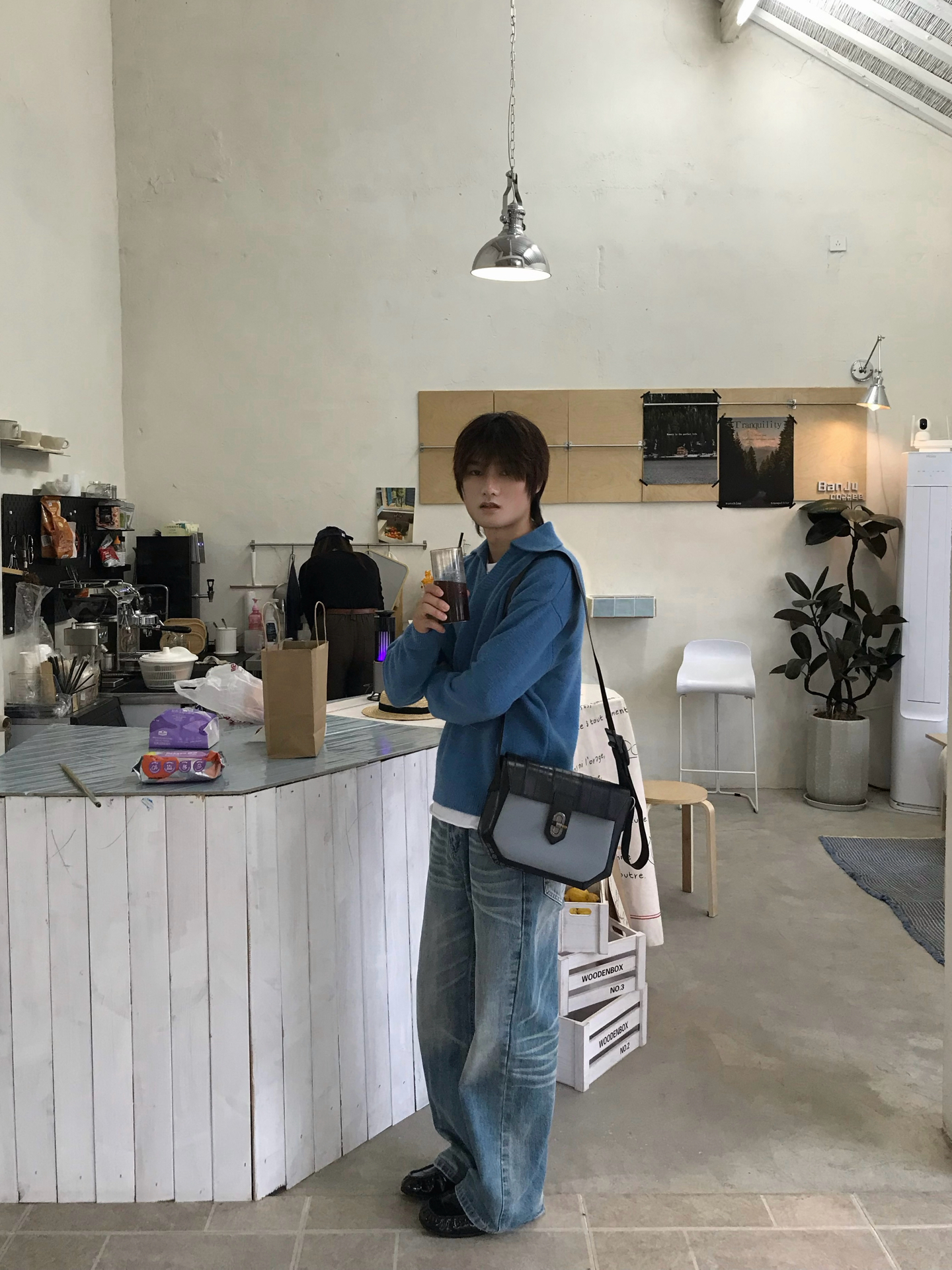 克莱因蓝翻领毛衣|男生韩系咖啡馆松弛穿搭
