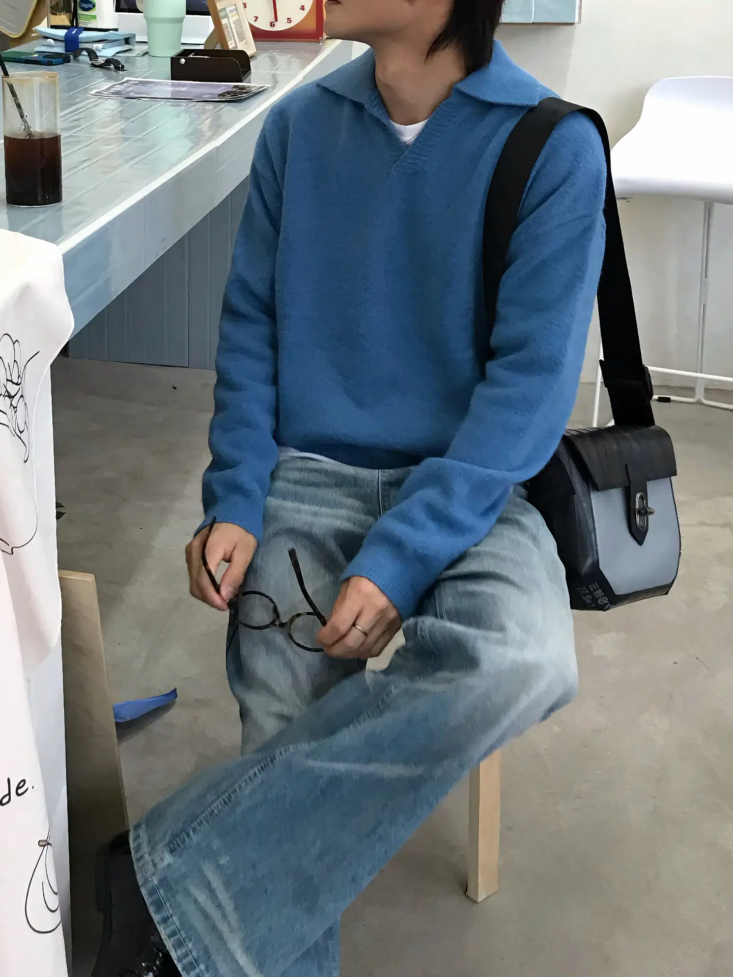 克莱因蓝翻领毛衣|男生韩系咖啡馆松弛穿搭