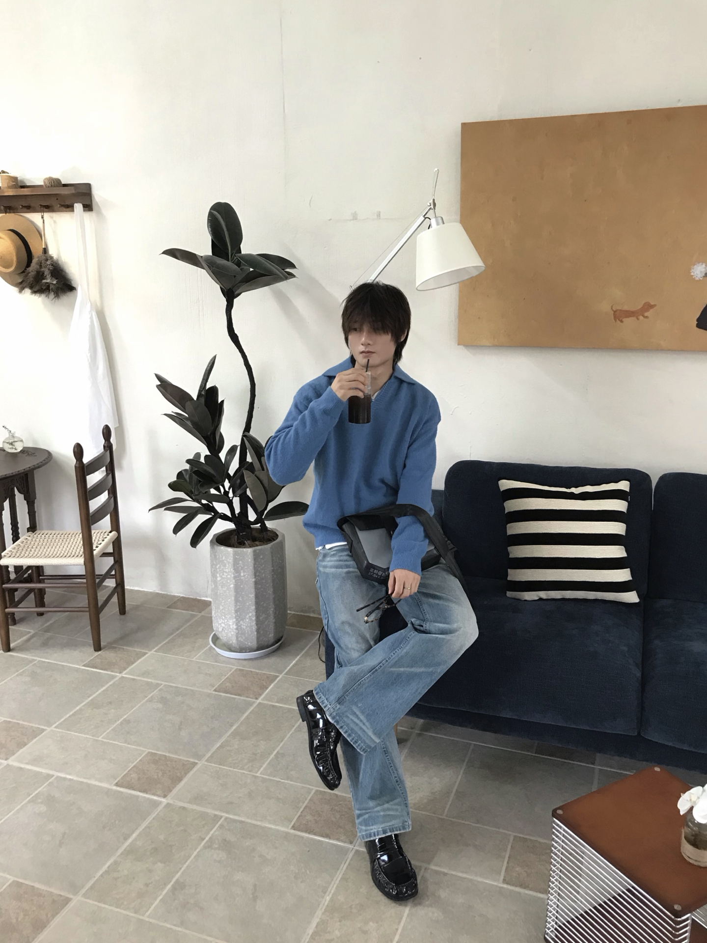 克莱因蓝翻领毛衣|男生韩系咖啡馆松弛穿搭