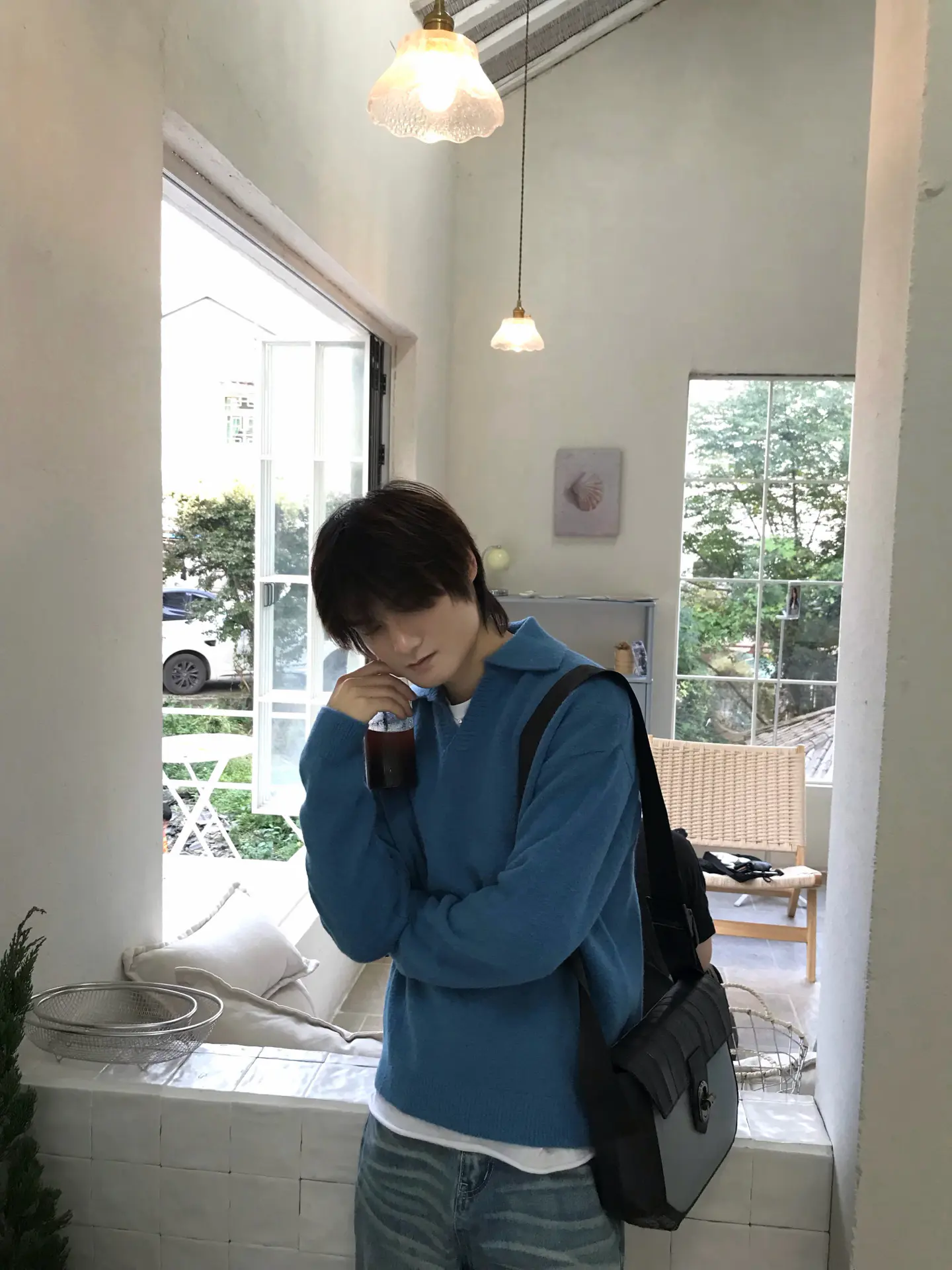 克莱因蓝翻领毛衣|男生韩系咖啡馆松弛穿搭