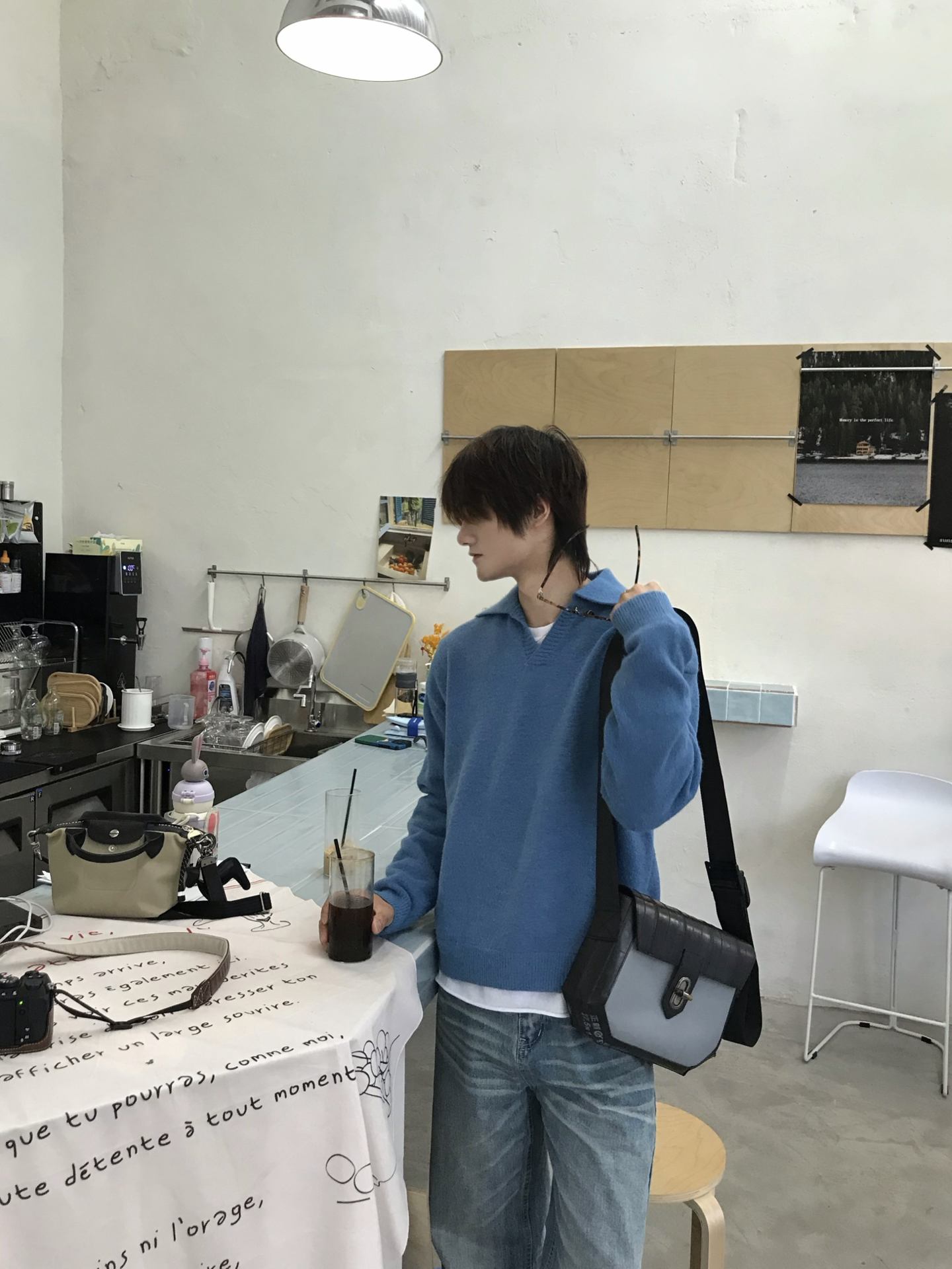 克莱因蓝翻领毛衣|男生韩系咖啡馆松弛穿搭