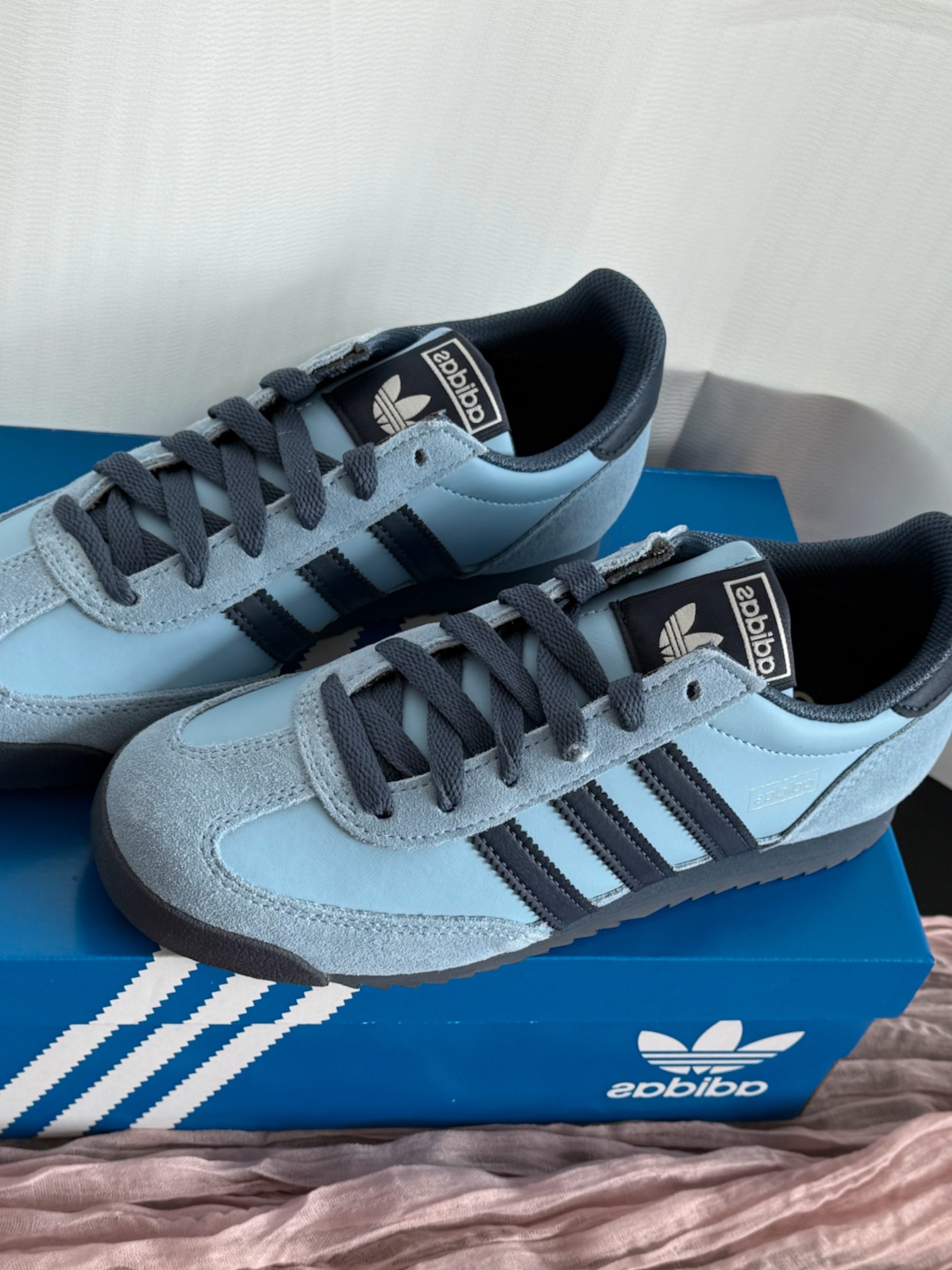 谁懂 早秋的第一双黑蓝色Adidas美到说不出话了…