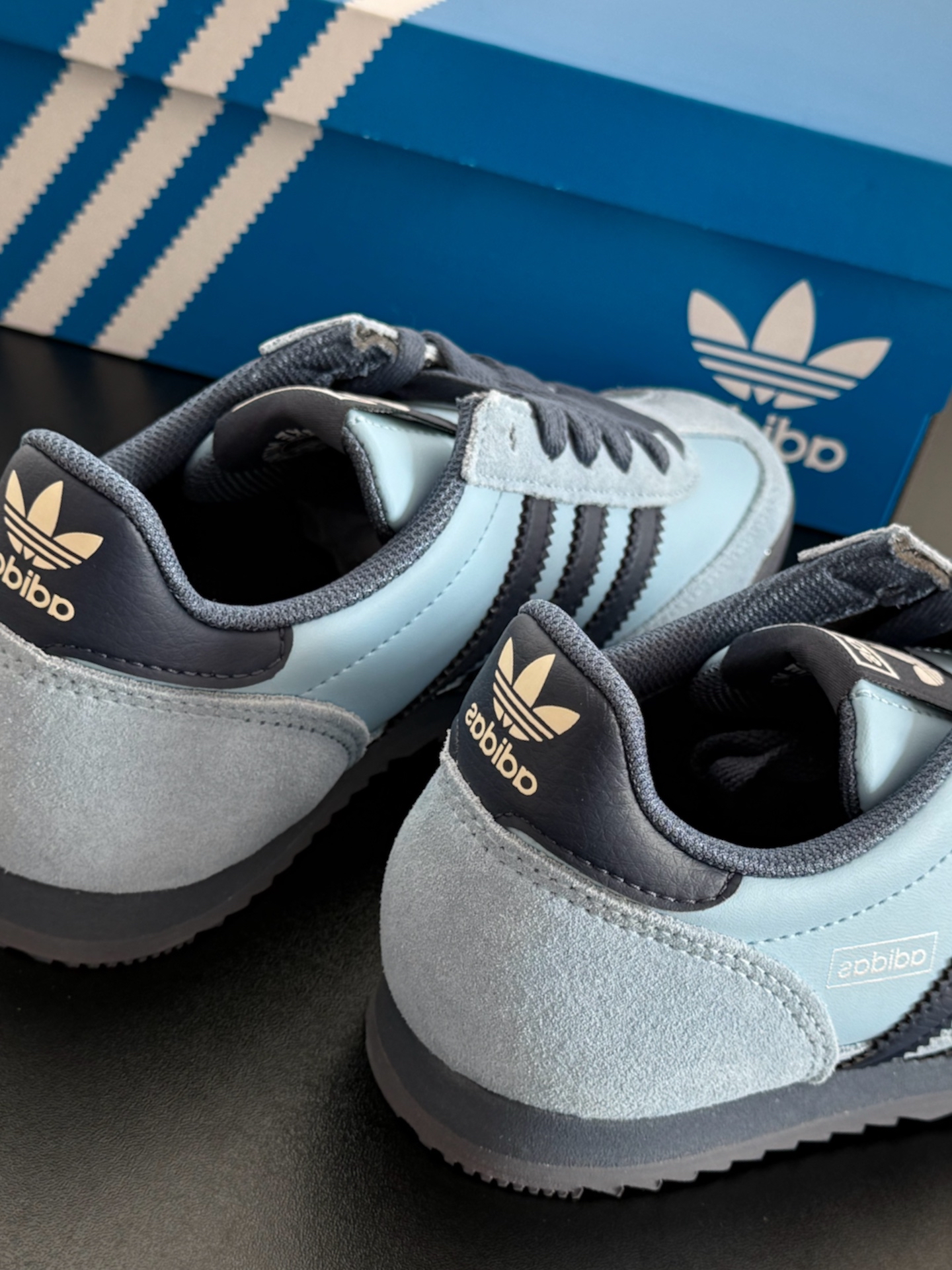 谁懂 早秋的第一双黑蓝色Adidas美到说不出话了…