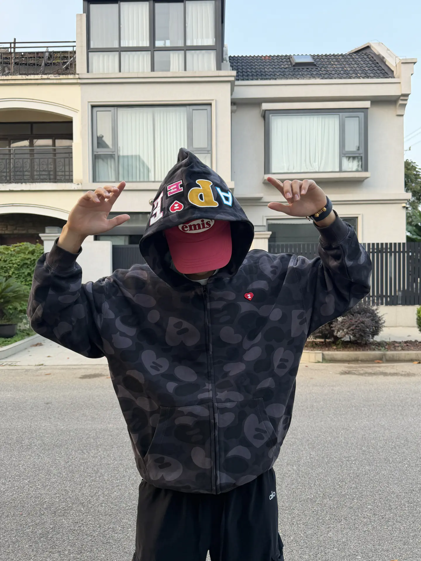 黑迷彩APEE卫衣穿搭|美式街头感拉满🖤