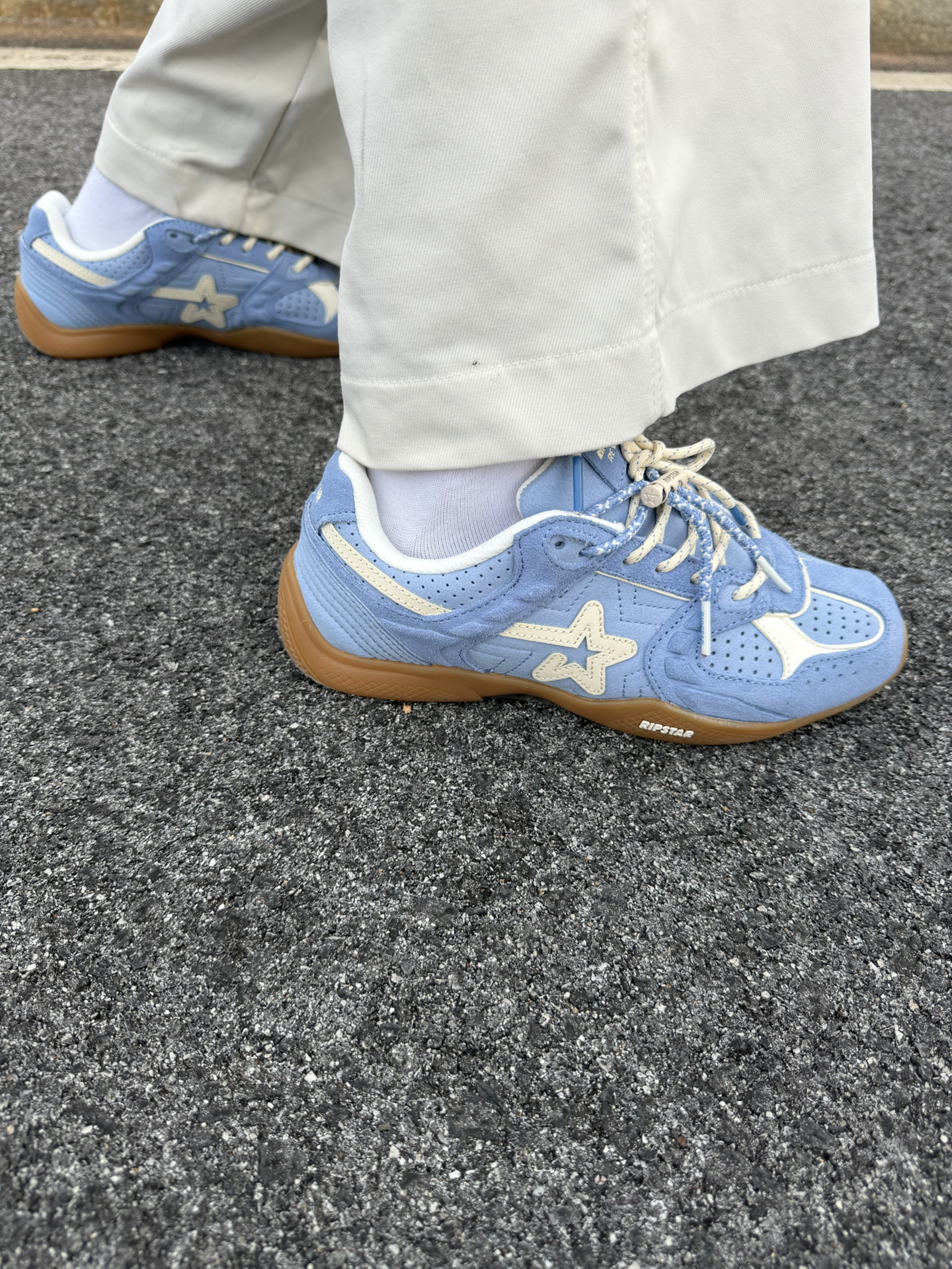拜托!介个软fufu蓝色星星鞋直接焊在我脚上💙