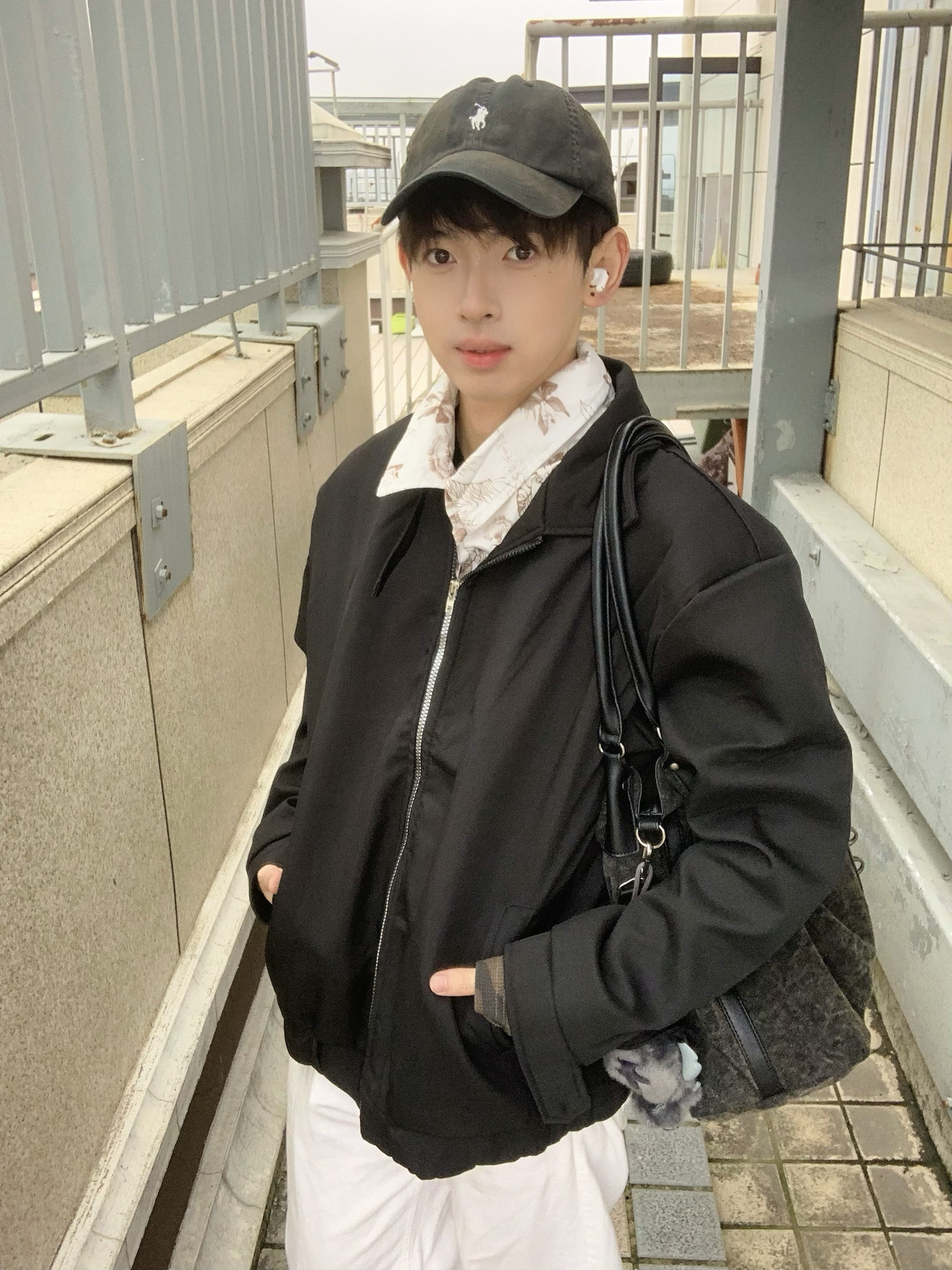 🍂早秋叠穿教科书|黑夹克+印花衬衫的松弛感