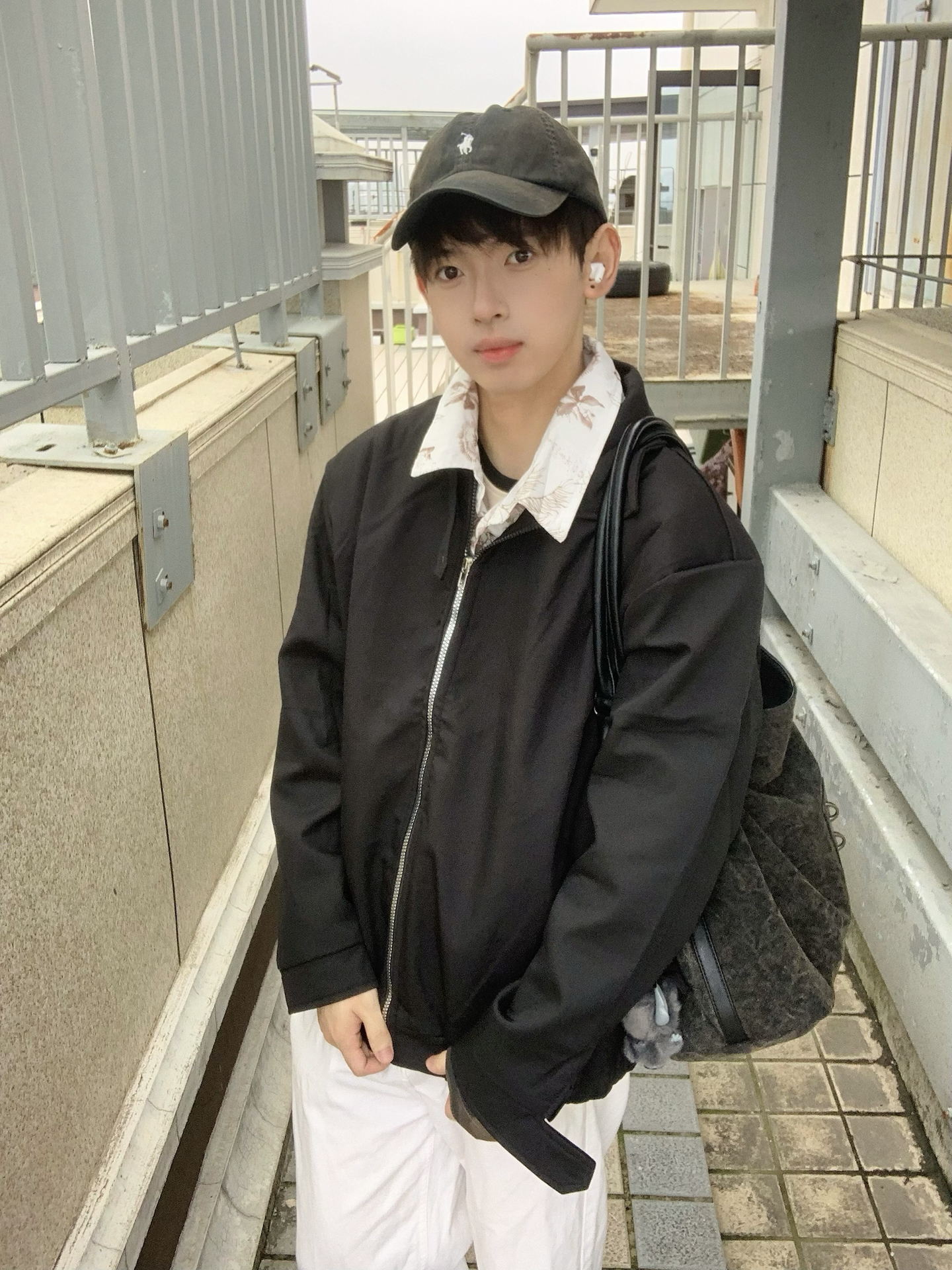 🍂早秋叠穿教科书|黑夹克+印花衬衫的松弛感