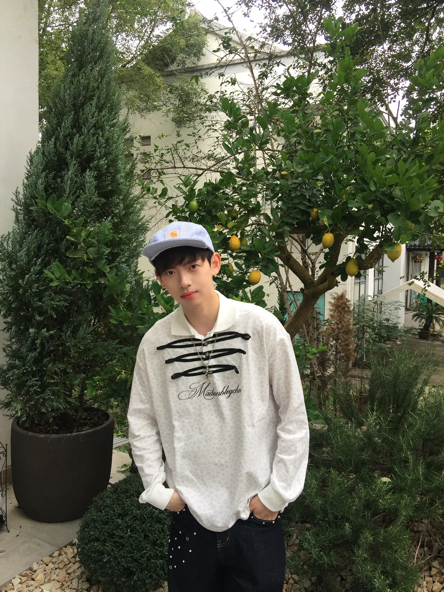 🍂秋日慵懒感|一件豹纹Polo衫的松弛穿搭法则