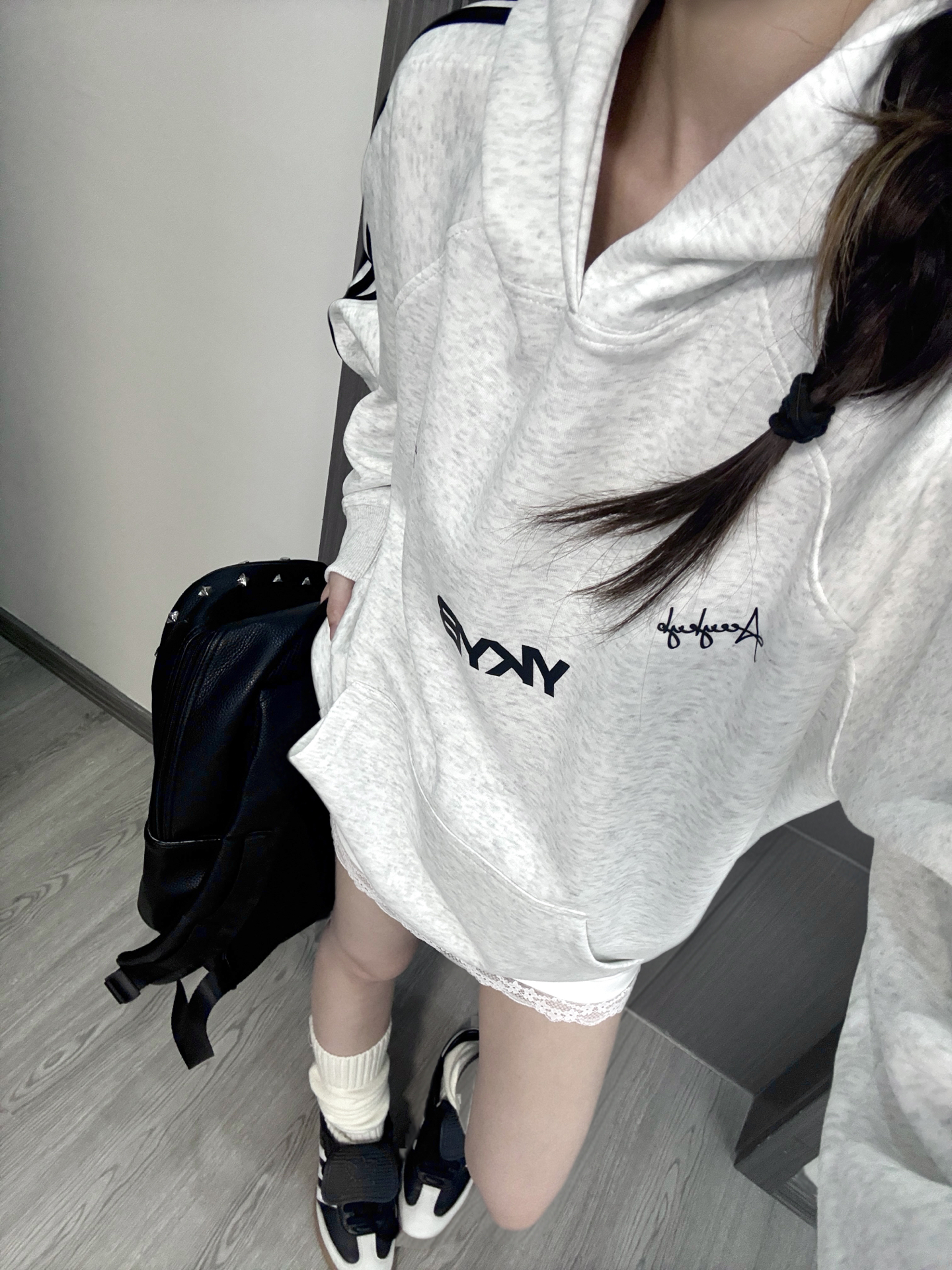 𓏲⋆˚⸝⸝早秋灰卫衣…随意搭就挺甜酷🖤