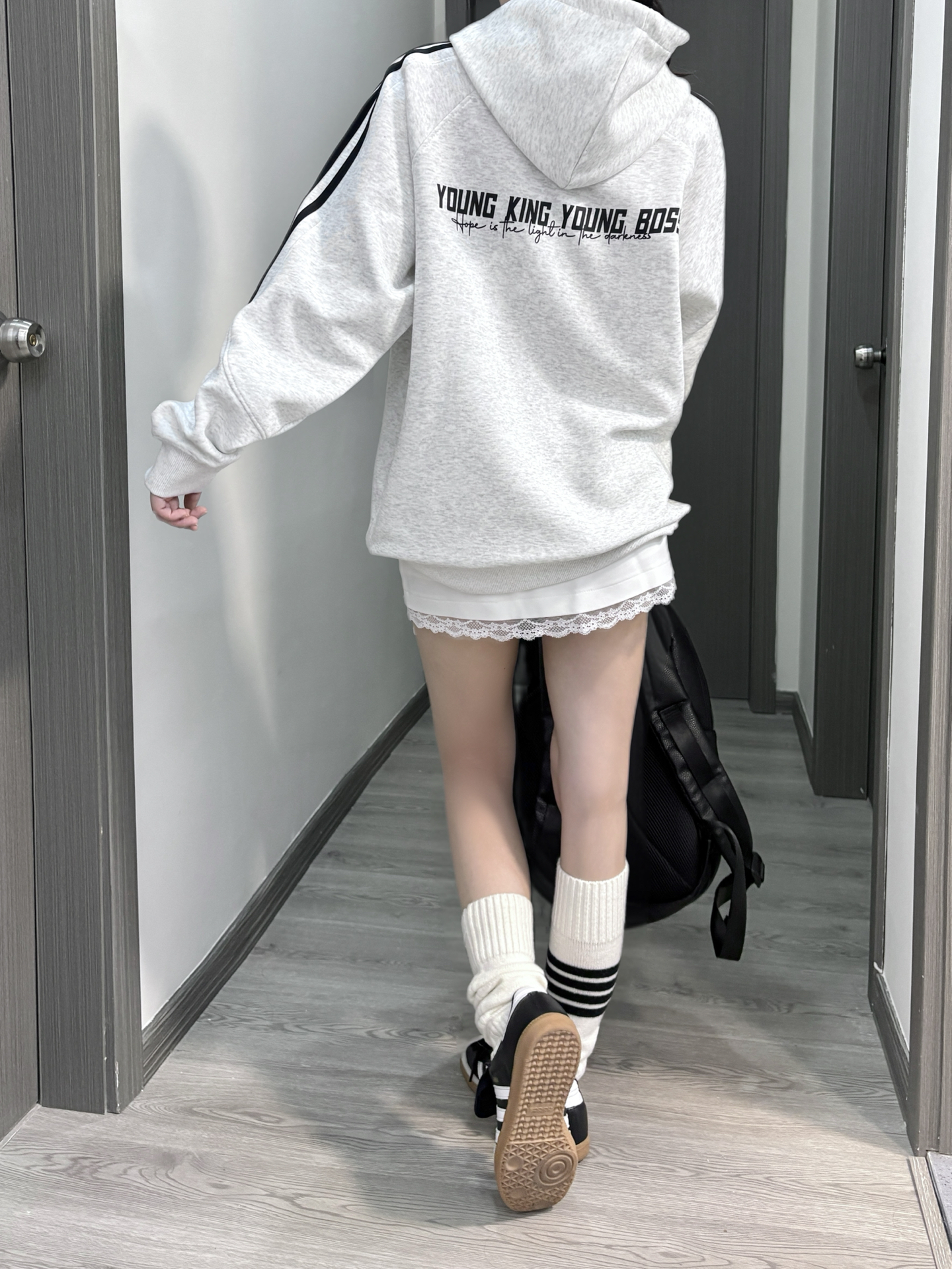 𓏲⋆˚⸝⸝早秋灰卫衣…随意搭就挺甜酷🖤