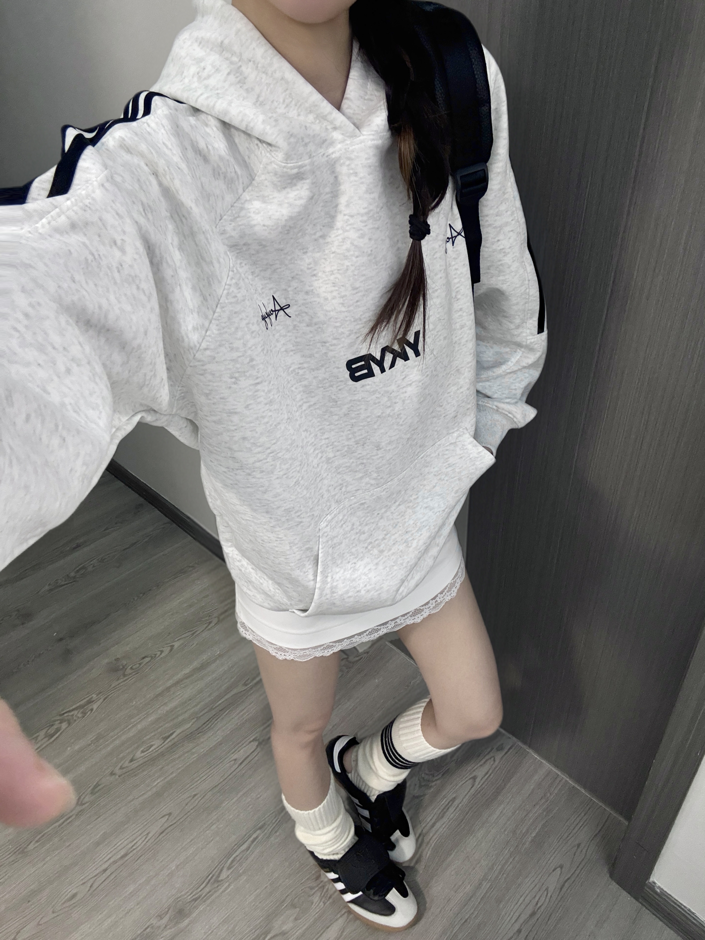 𓏲⋆˚⸝⸝早秋灰卫衣…随意搭就挺甜酷🖤