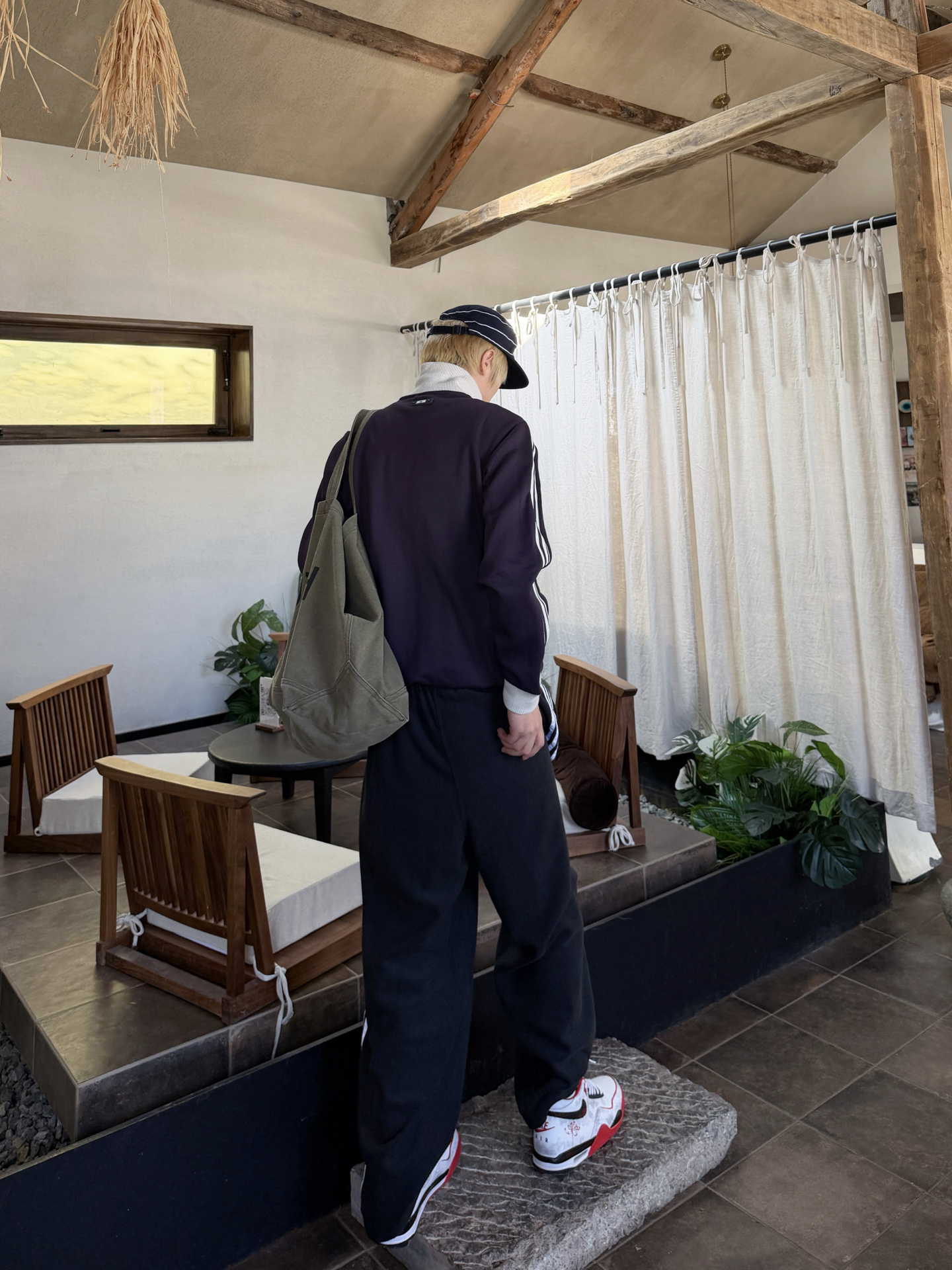 复古运动套装+白红球鞋毫不费力的街头感
