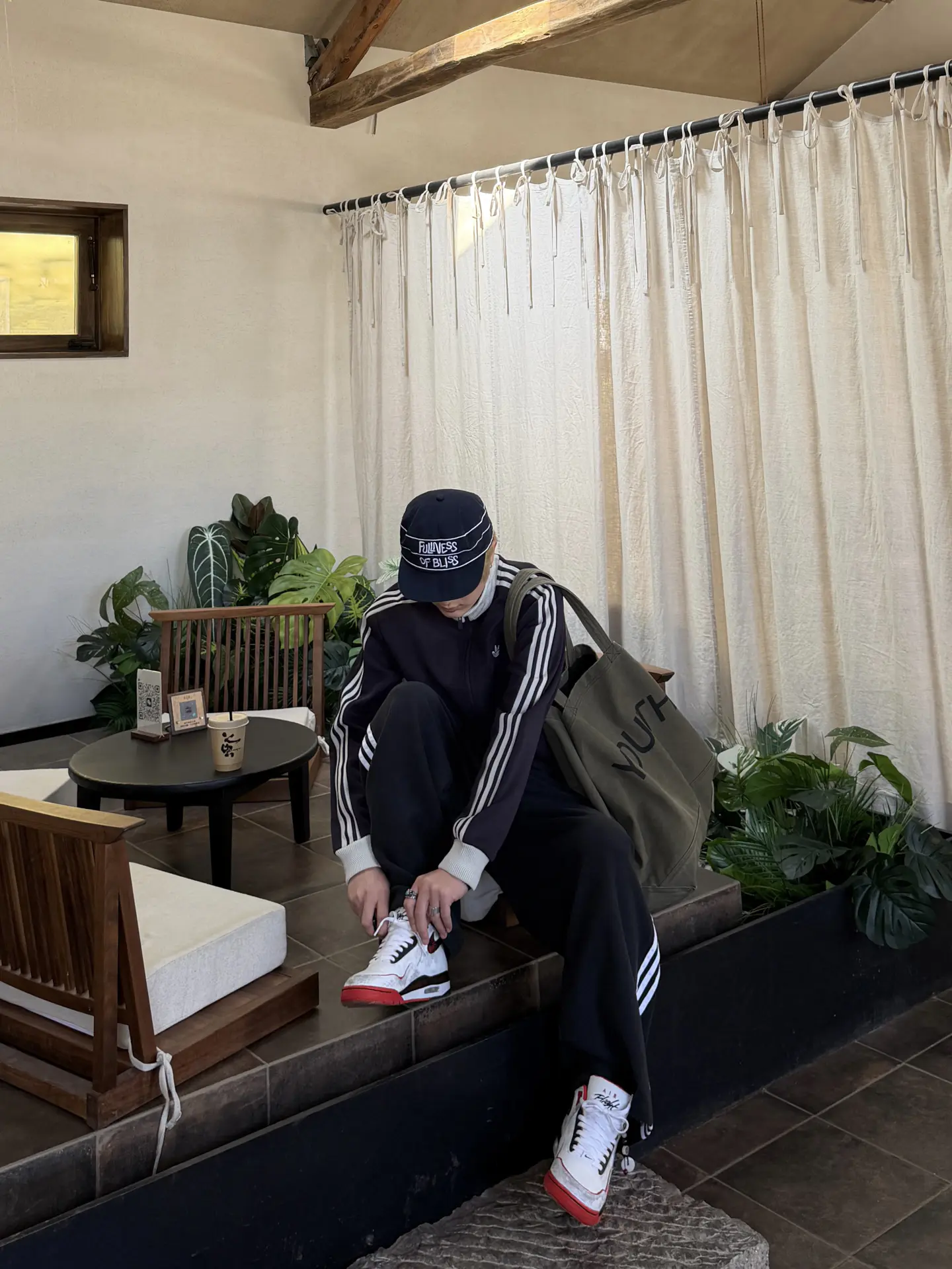 复古运动套装+白红球鞋毫不费力的街头感