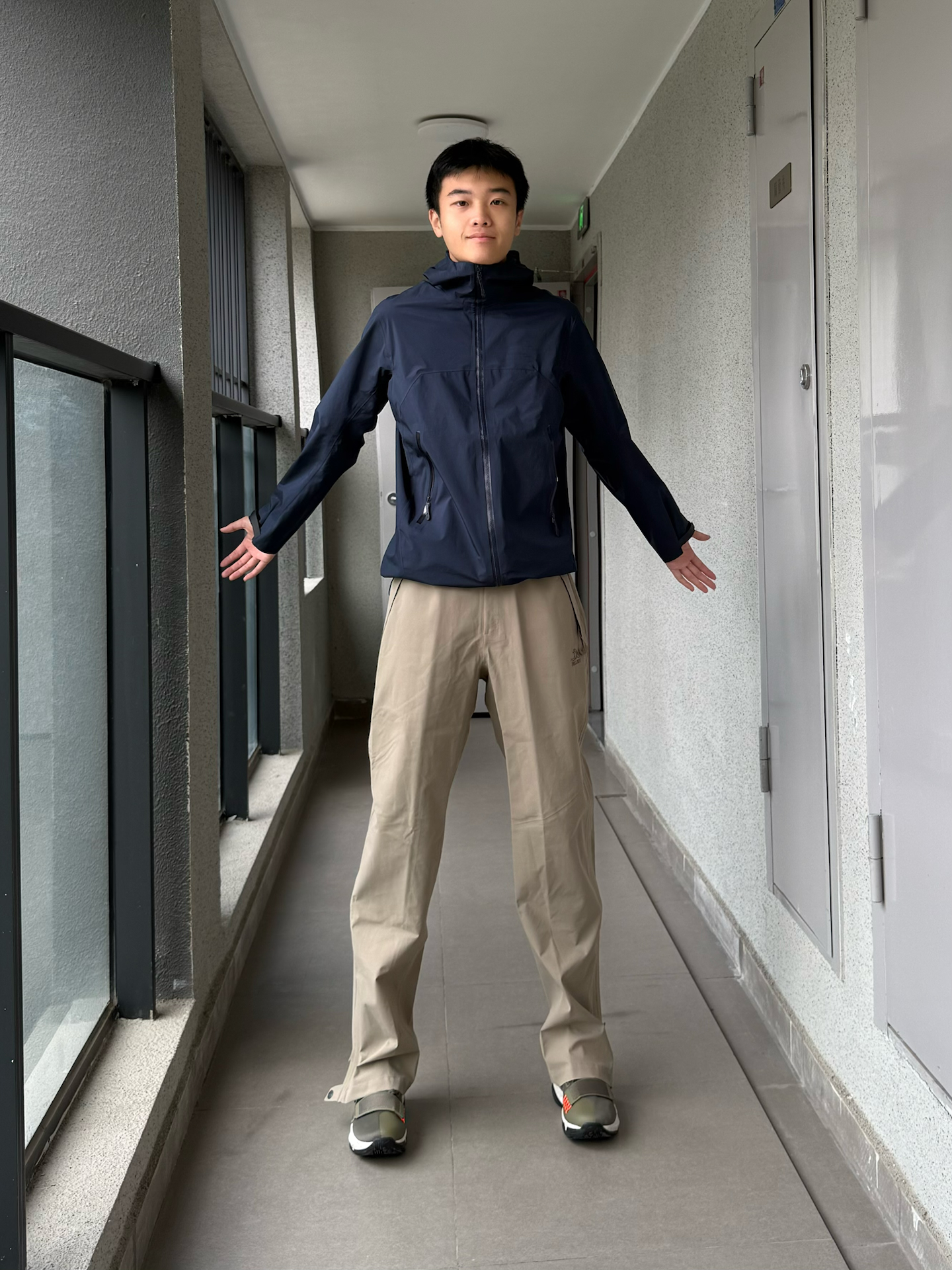 挖到一条版型很顺的冲锋裤