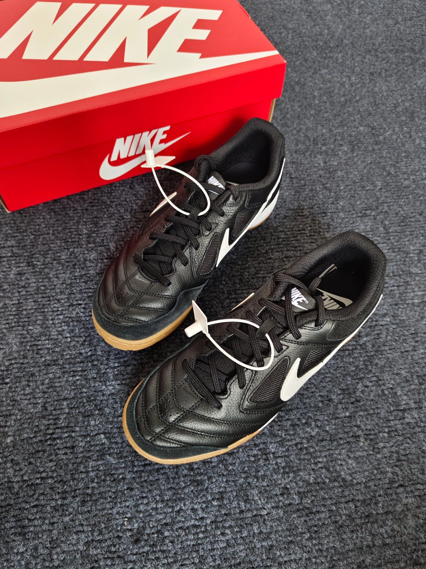 你缺少一双Nike复古小黑鞋