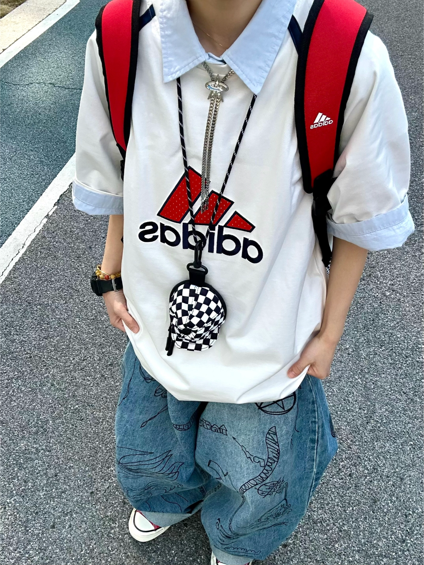 今天的穿搭分享——adidas红白t，轻松拿捏少年氛围感👍