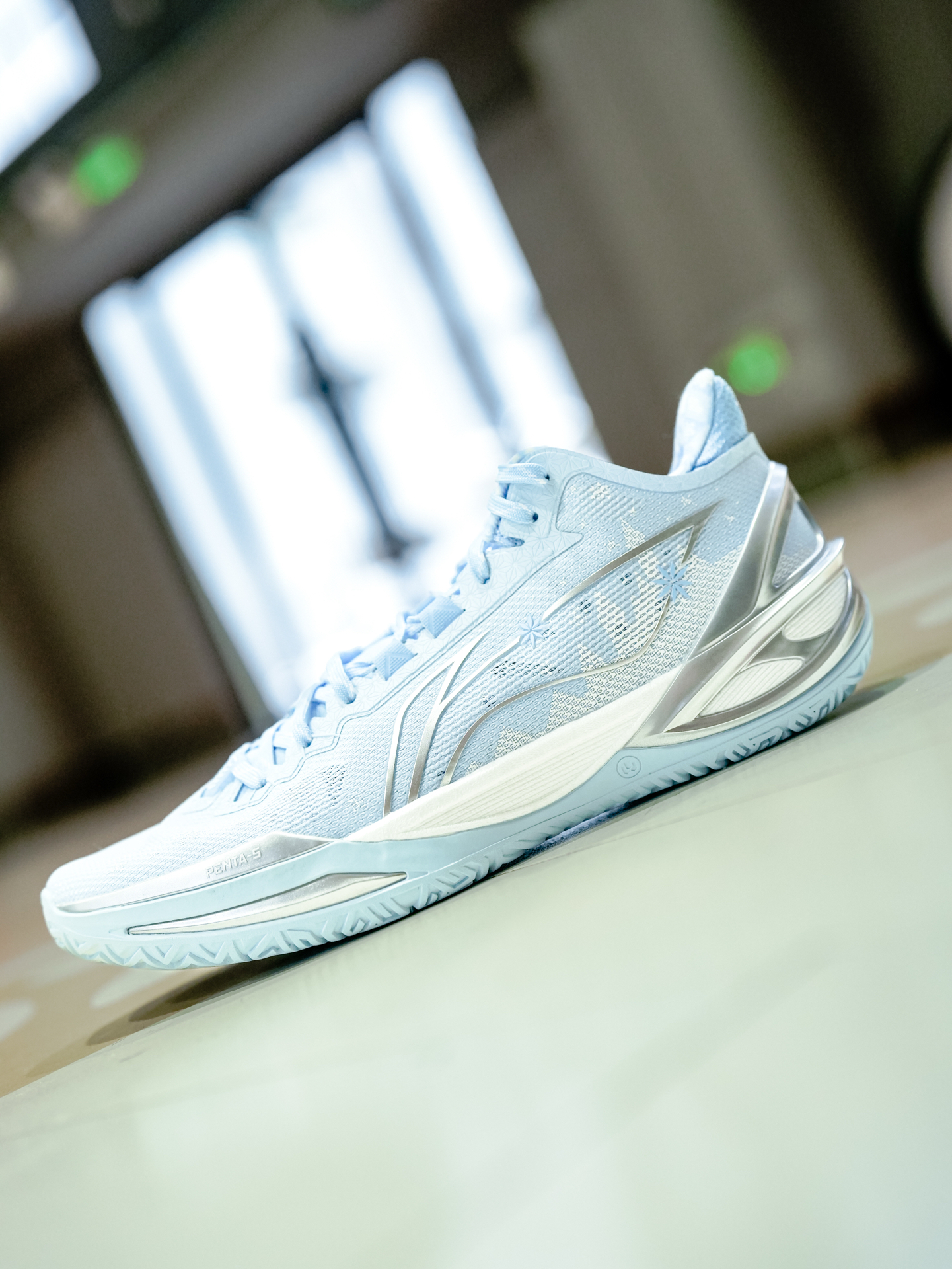 新鞋零时差|我就说李宁会做中国配色,这不立冬就来了。