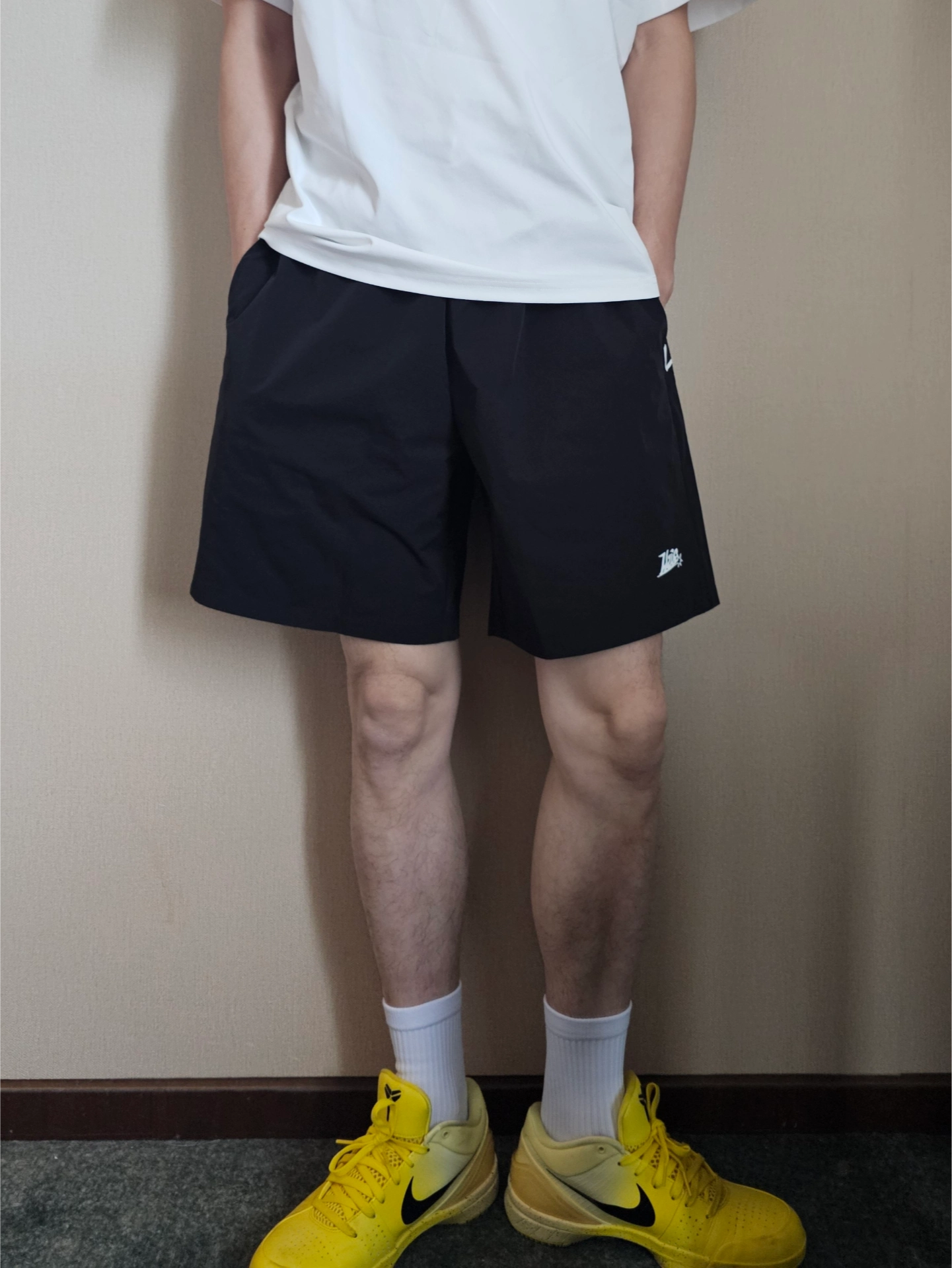 黑裤也能不无聊！后面大印花拉满气场