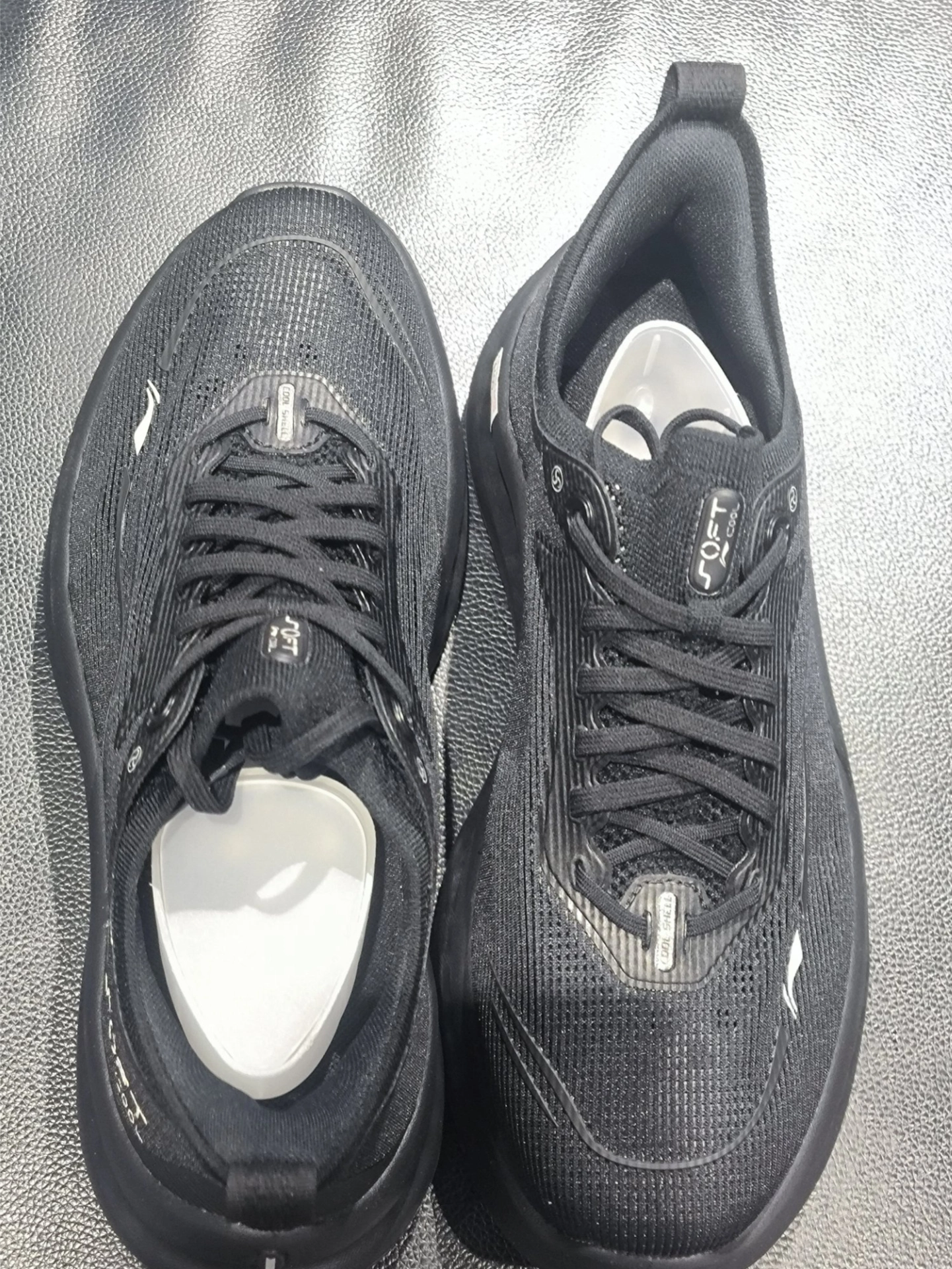 普普通通小黑鞋，并没有惊艳🈳