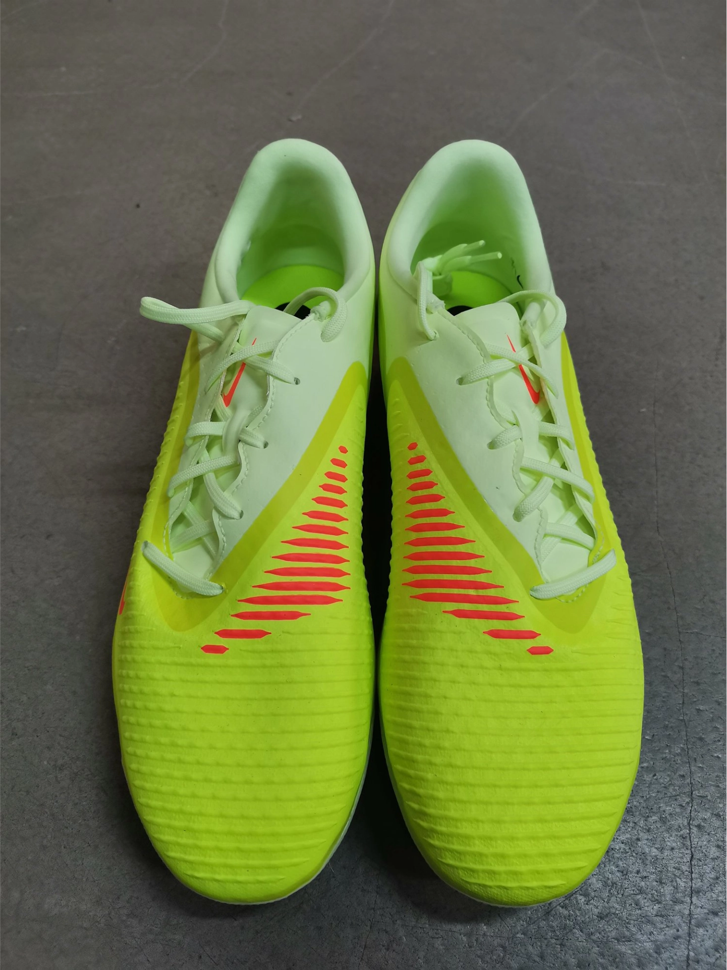 宽脚友好的荧光足球鞋⚽