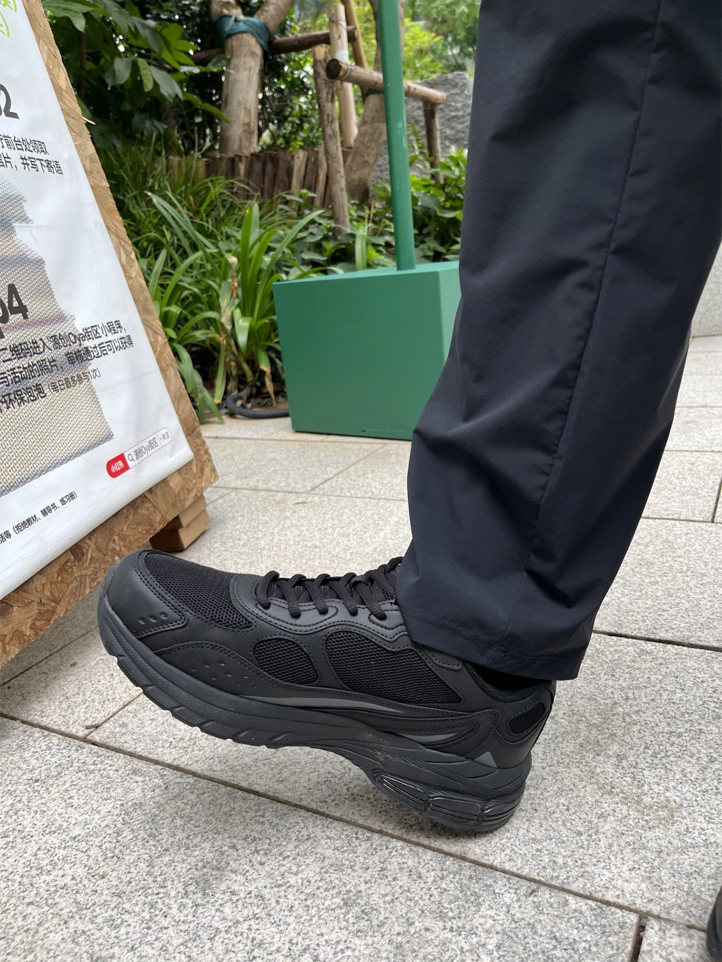外勤通勤都适配 打工人刚需全黑运动鞋