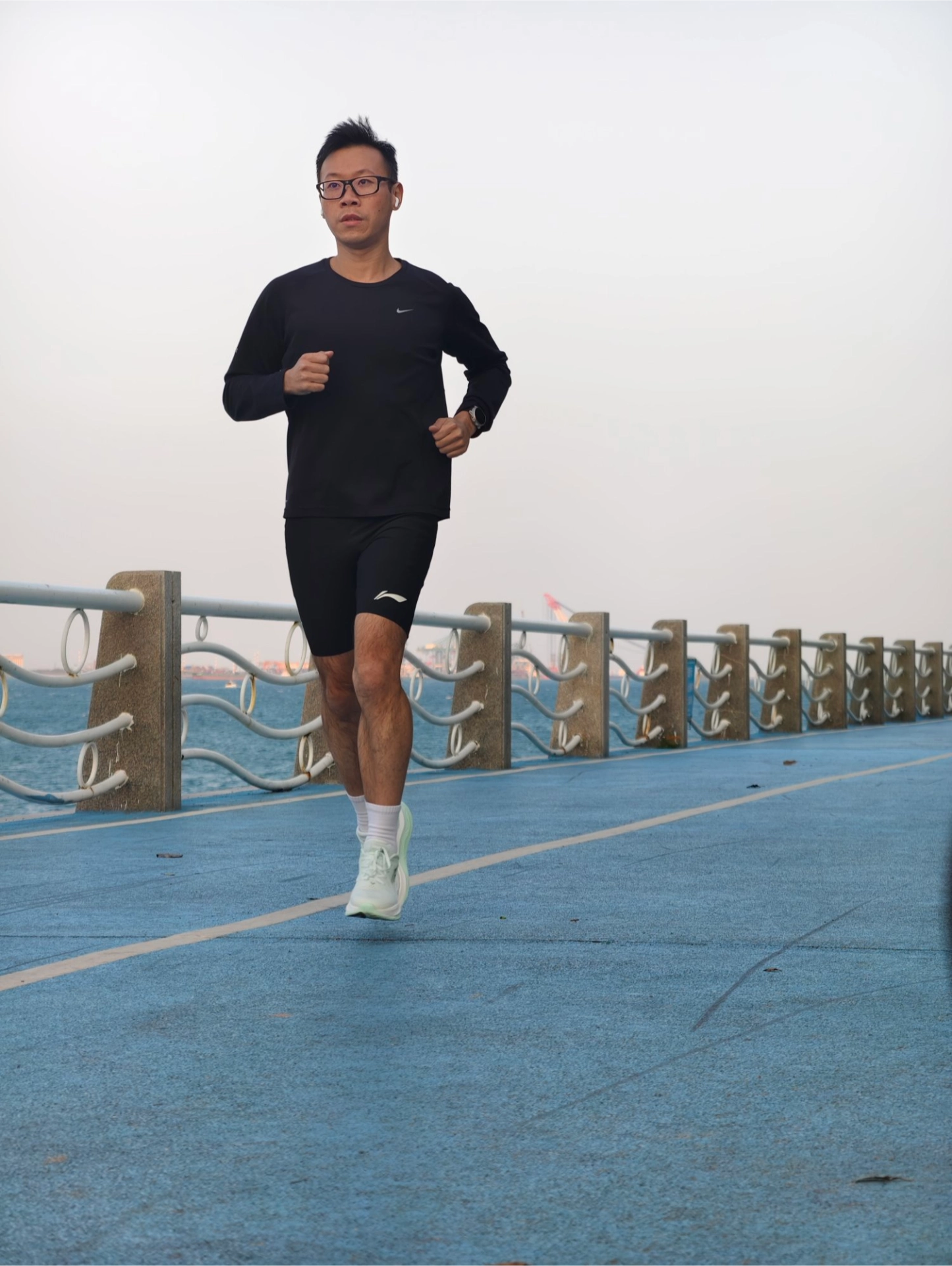 李宁龙雀紧身裤，解锁清爽运动体验