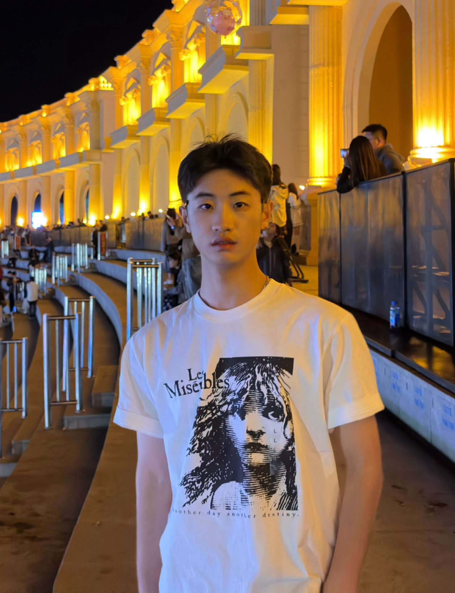 纯色T恤穿腻了？这件小众联名款太懂男生👕