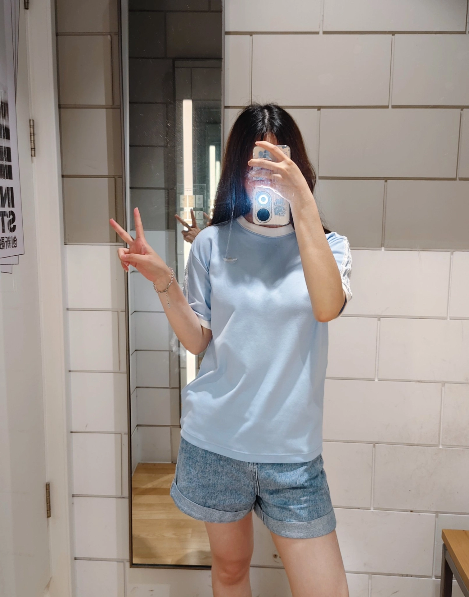 穿上这件T闺蜜狂问色号，以为我偷偷开了美白滤镜💙