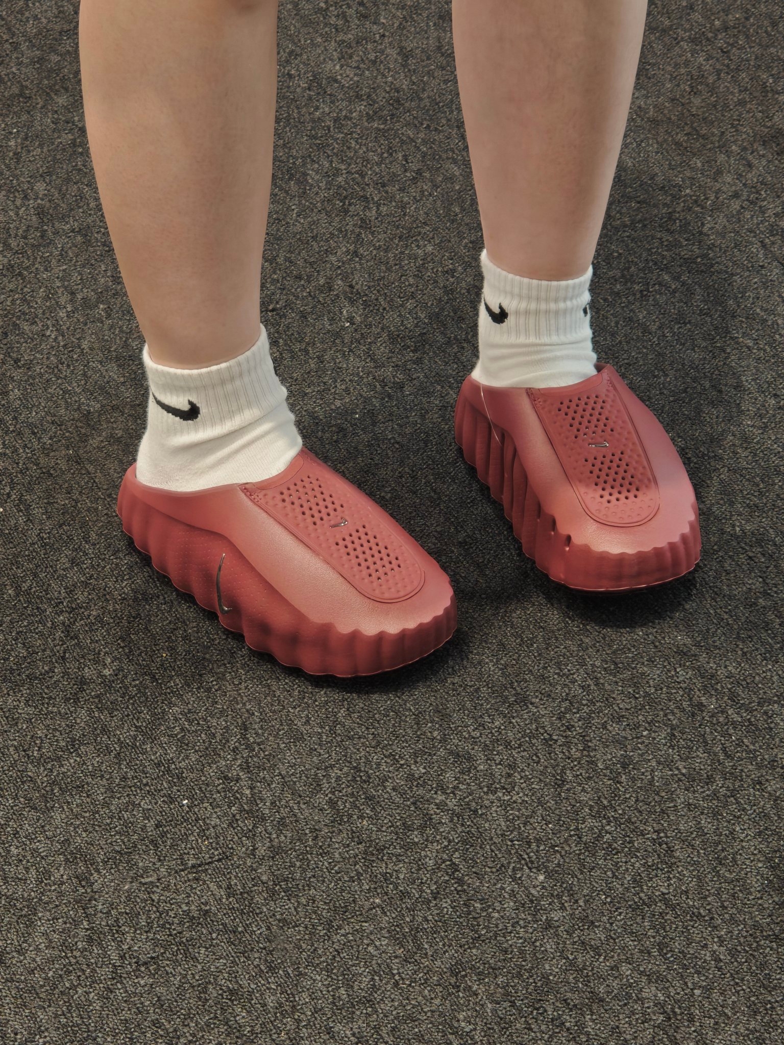  树莓红Nike厚底拖｜显白神器实锤🍓