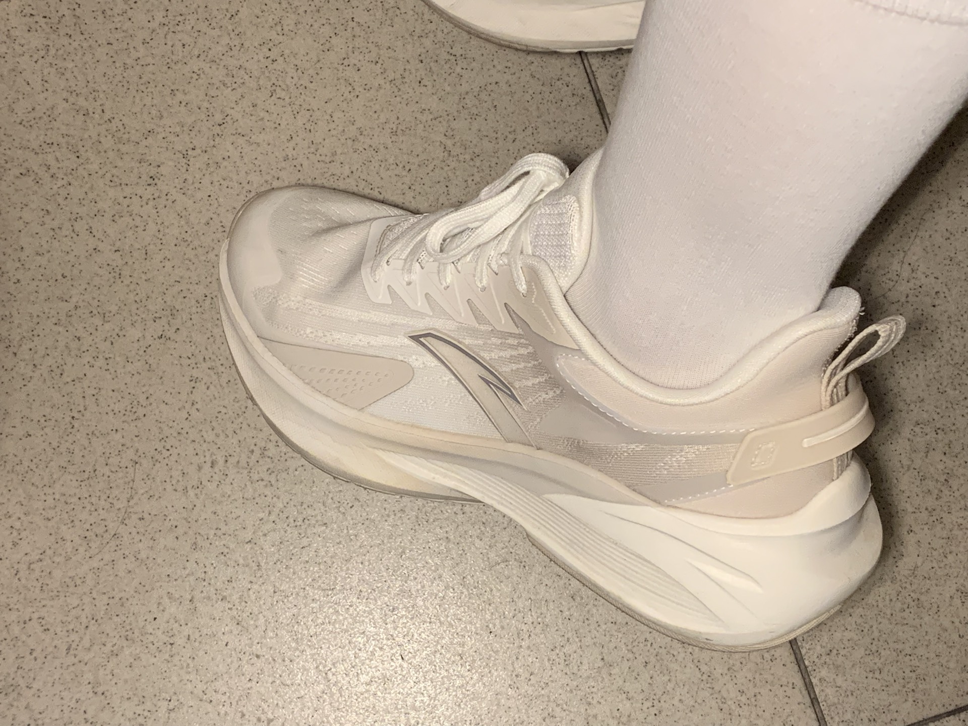 感觉这个鞋子挺好看，很适合搭衣服，颜色什