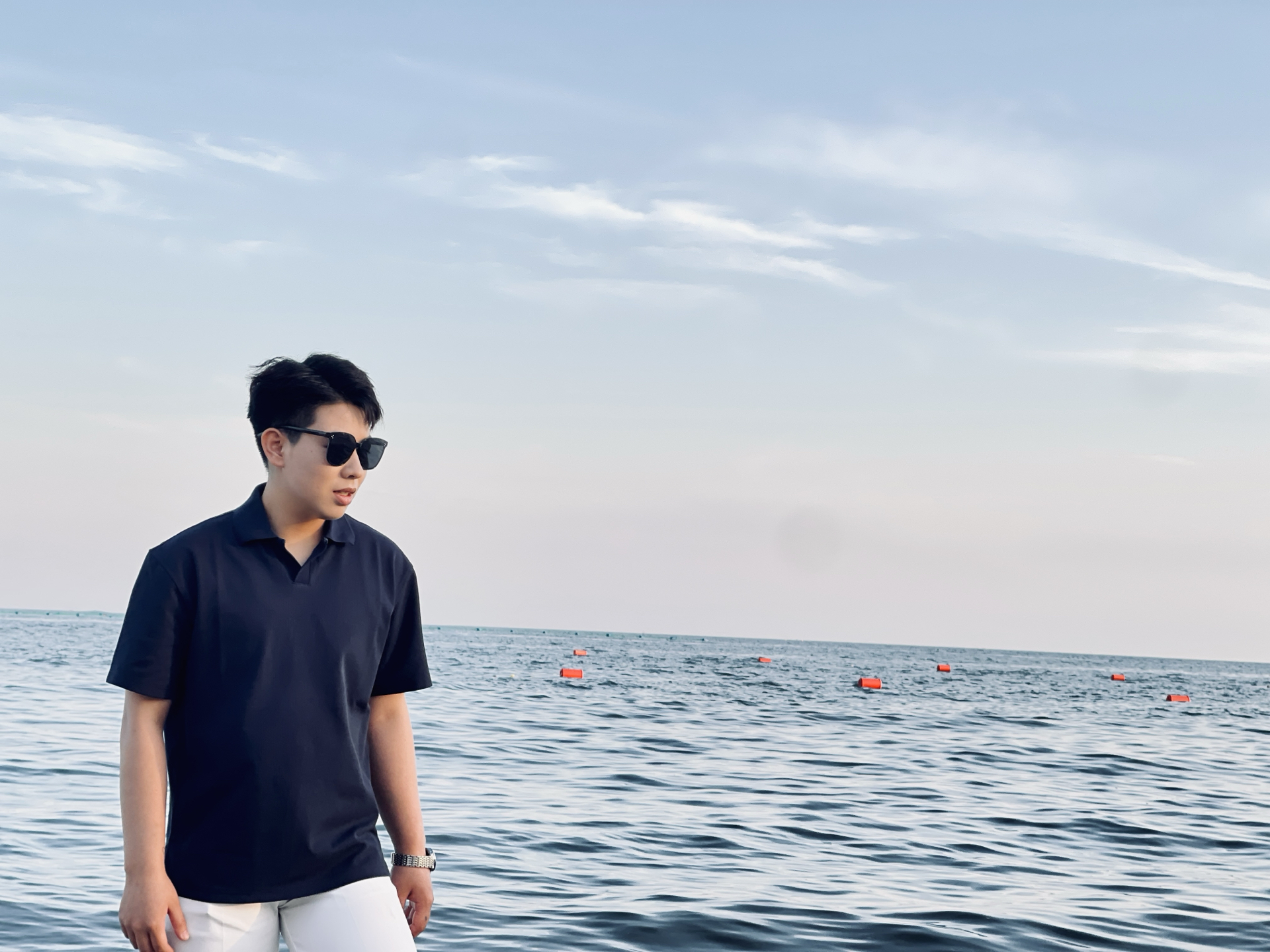海边漫步的惬意小瞬间