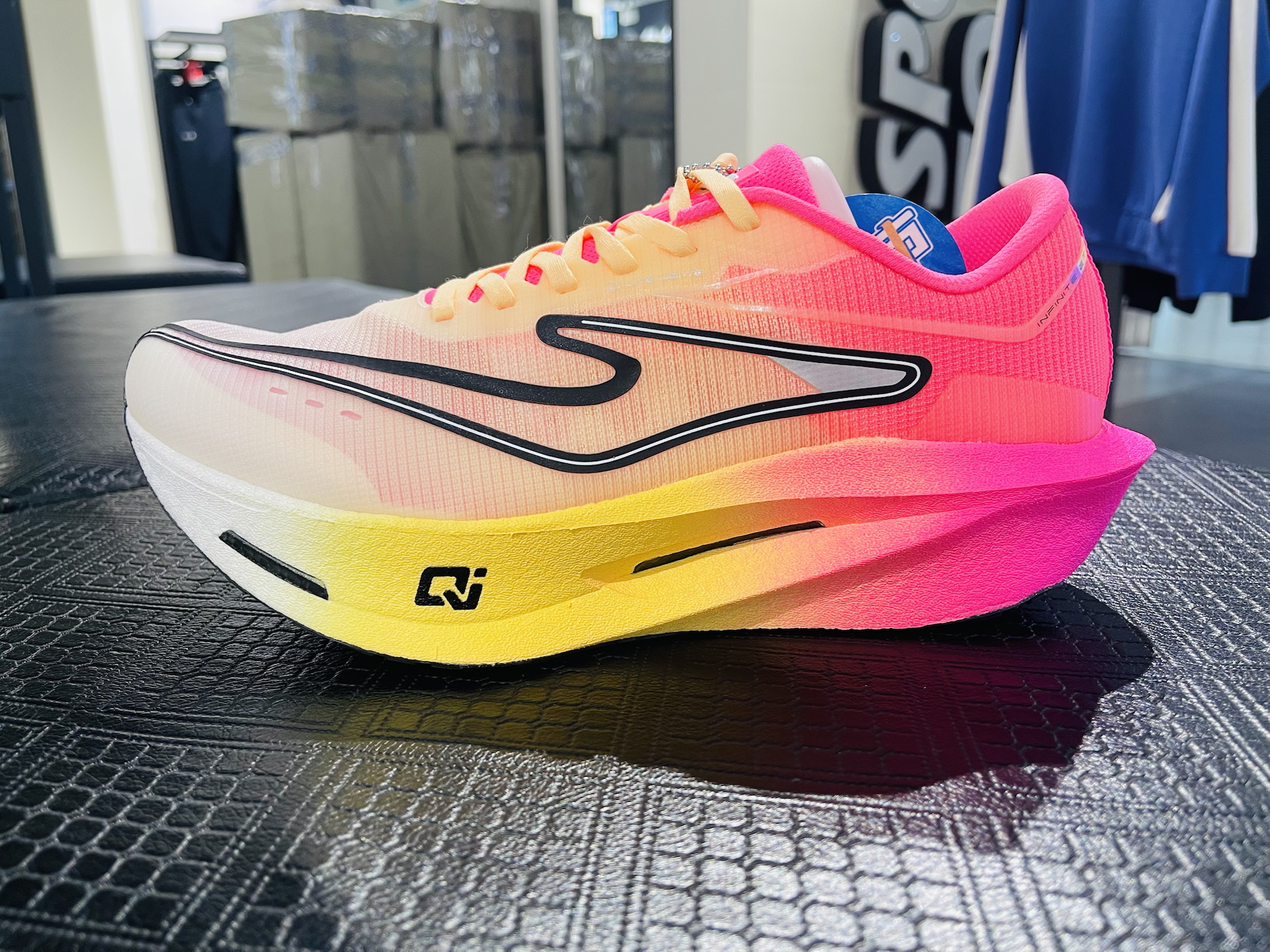 渐变配色+专业性能，这双跑鞋绝了🥳