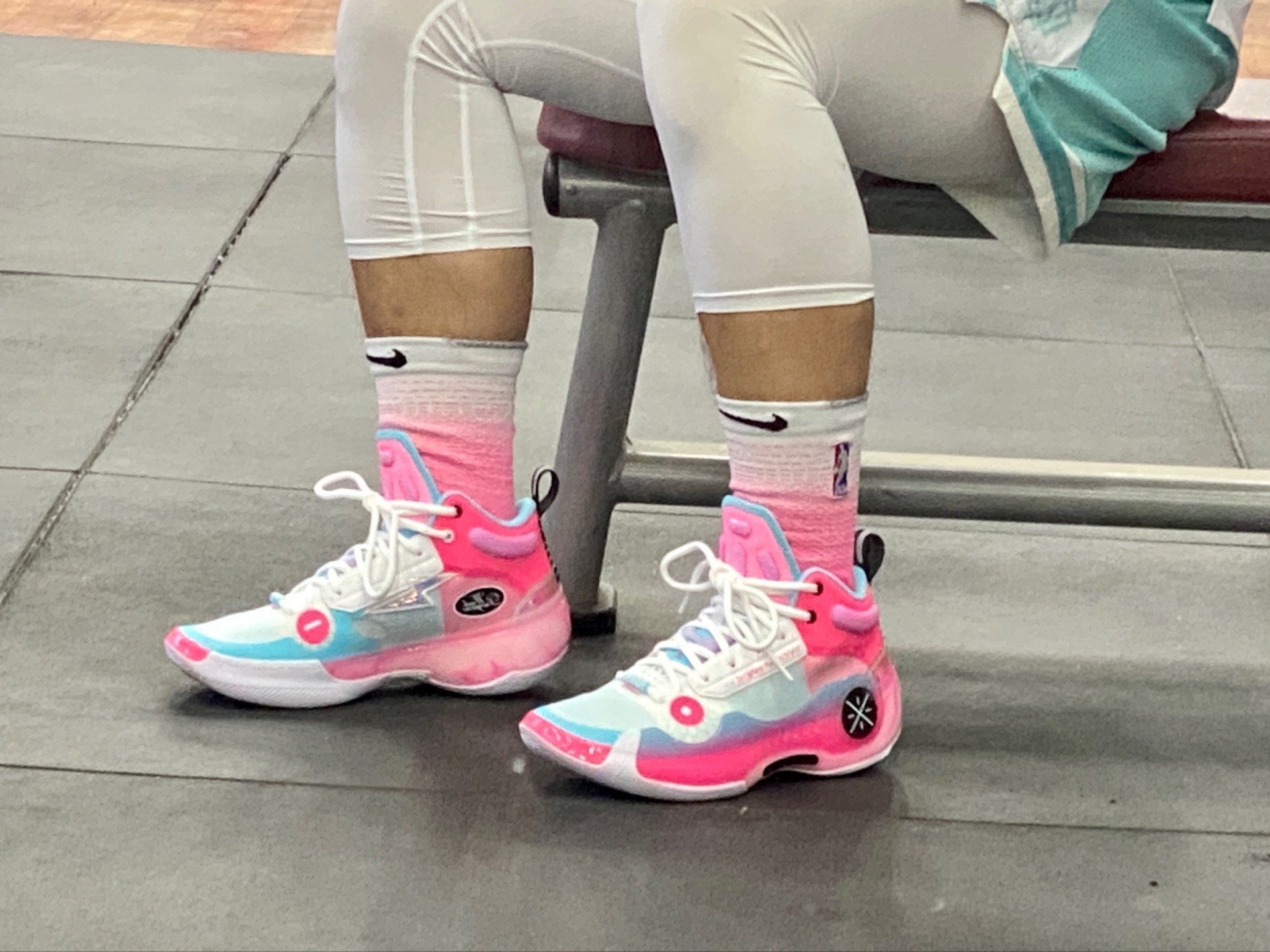 粉蓝撞色篮球鞋！球场吸睛王👟